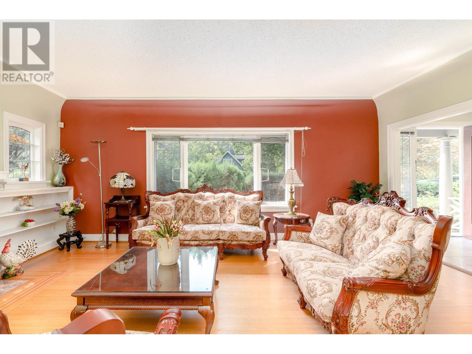 Listing Picture 4 of 23 : 5808 HOLLAND STREET, Vancouver / 溫哥華 - 魯藝地產 Yvonne Lu Group - MLS Medallion Club Member
