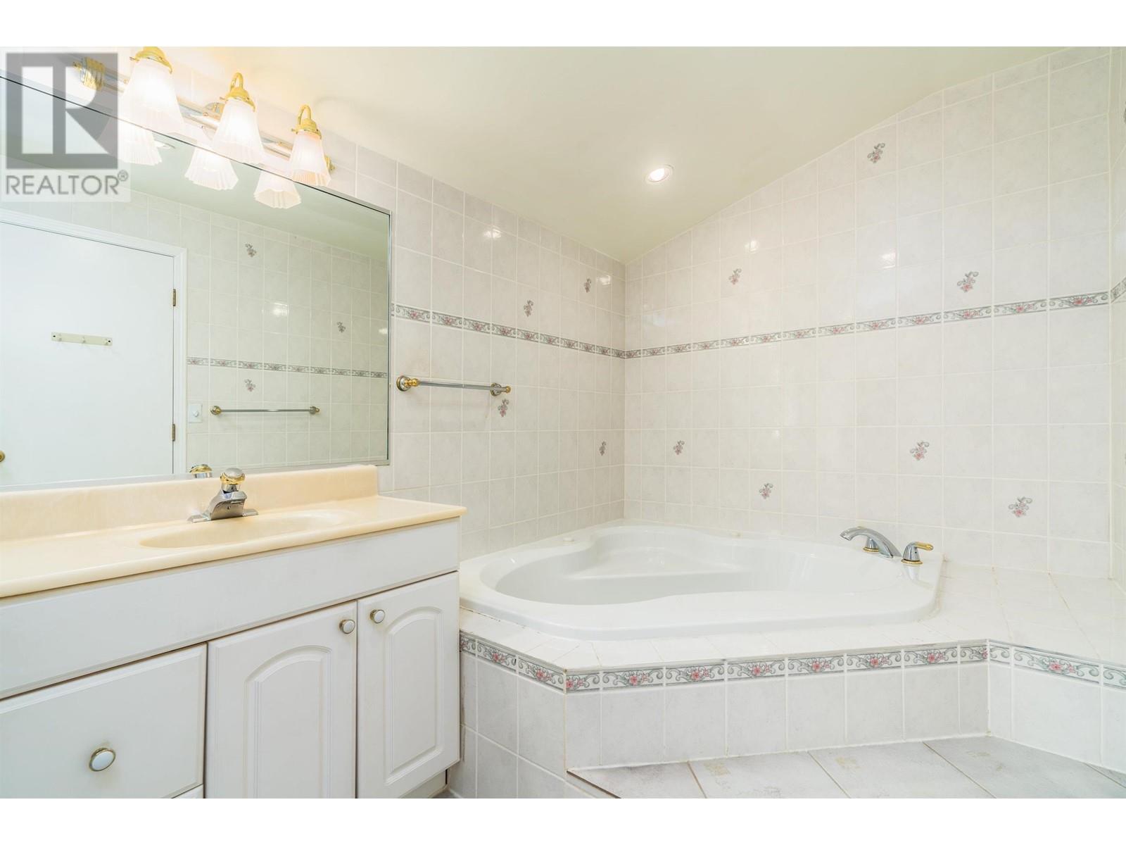 Listing Picture 13 of 23 : 5808 HOLLAND STREET, Vancouver / 溫哥華 - 魯藝地產 Yvonne Lu Group - MLS Medallion Club Member