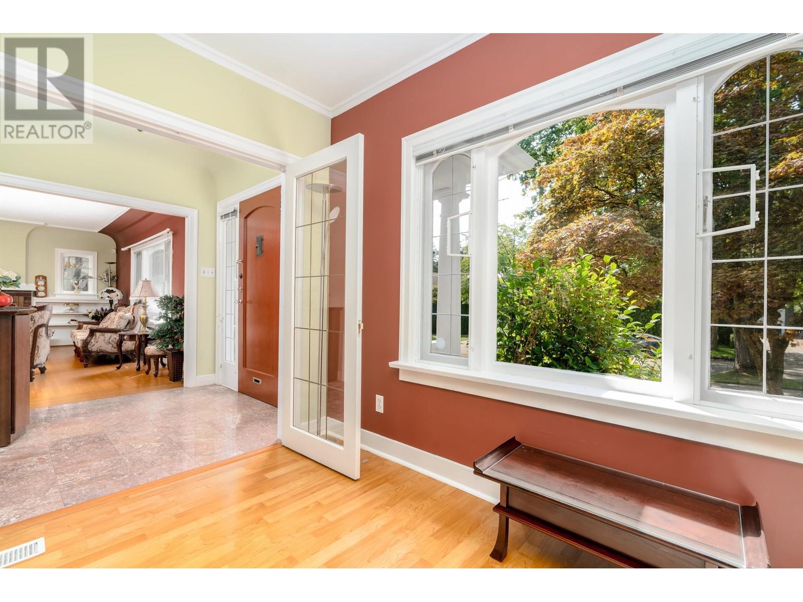 Listing Picture 3 of 23 : 5808 HOLLAND STREET, Vancouver / 溫哥華 - 魯藝地產 Yvonne Lu Group - MLS Medallion Club Member