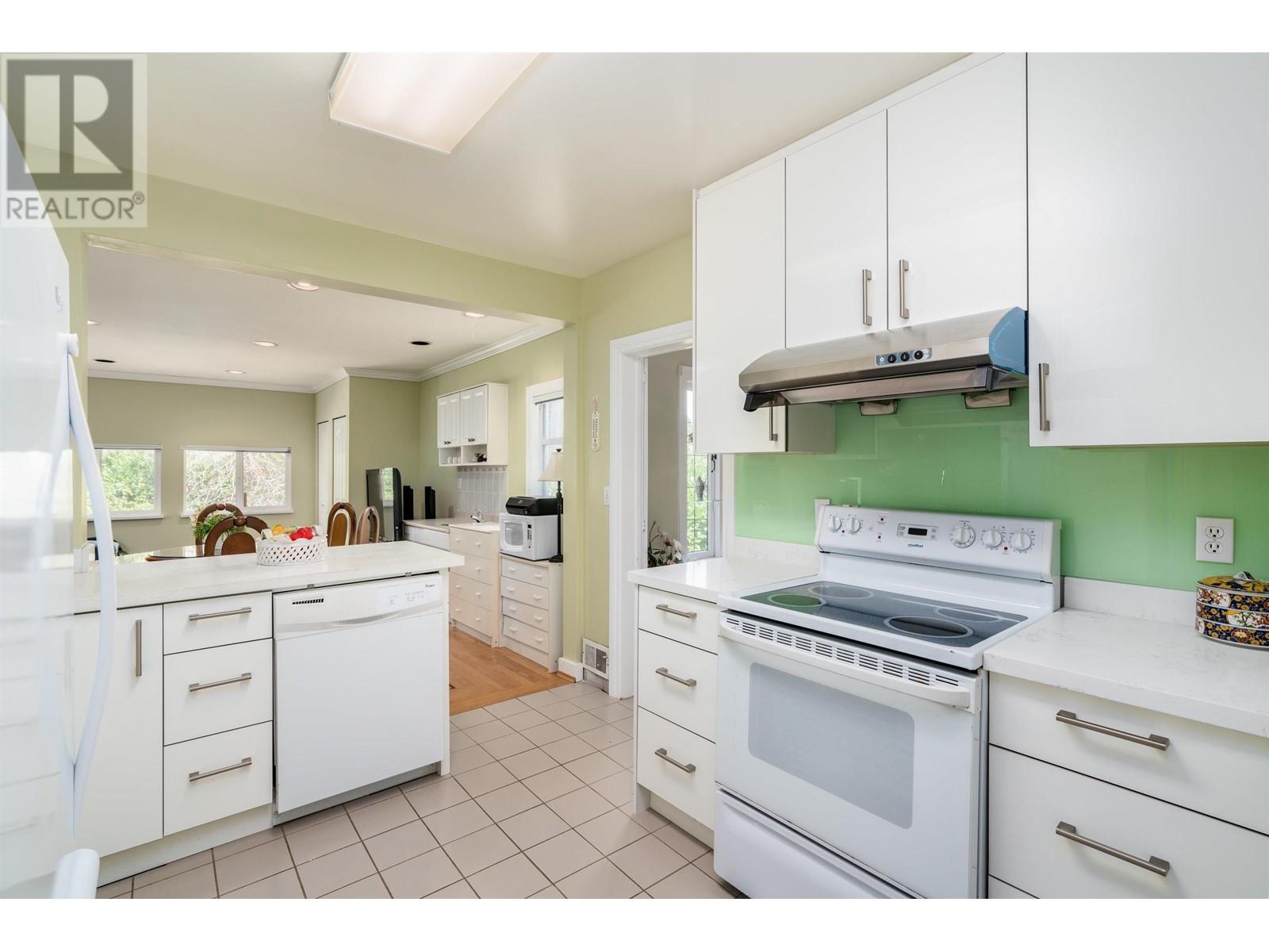 Listing Picture 10 of 23 : 5808 HOLLAND STREET, Vancouver / 溫哥華 - 魯藝地產 Yvonne Lu Group - MLS Medallion Club Member