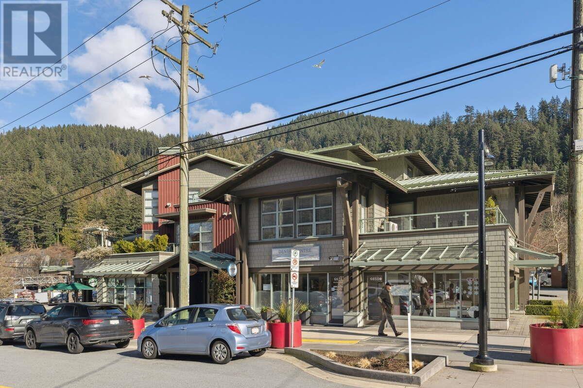209 6688 ROYAL AVENUE, west vancouver, British Columbia