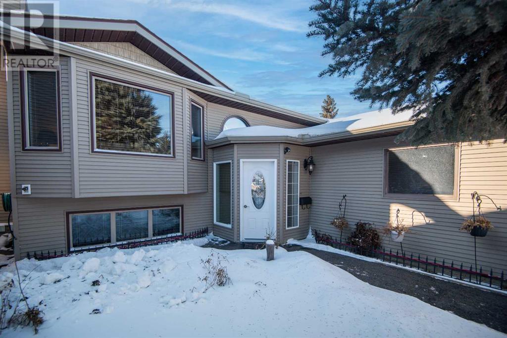 8 Willow Street, Sylvan Lake, Alberta  T4S 1M1 - Photo 2 - A2195924