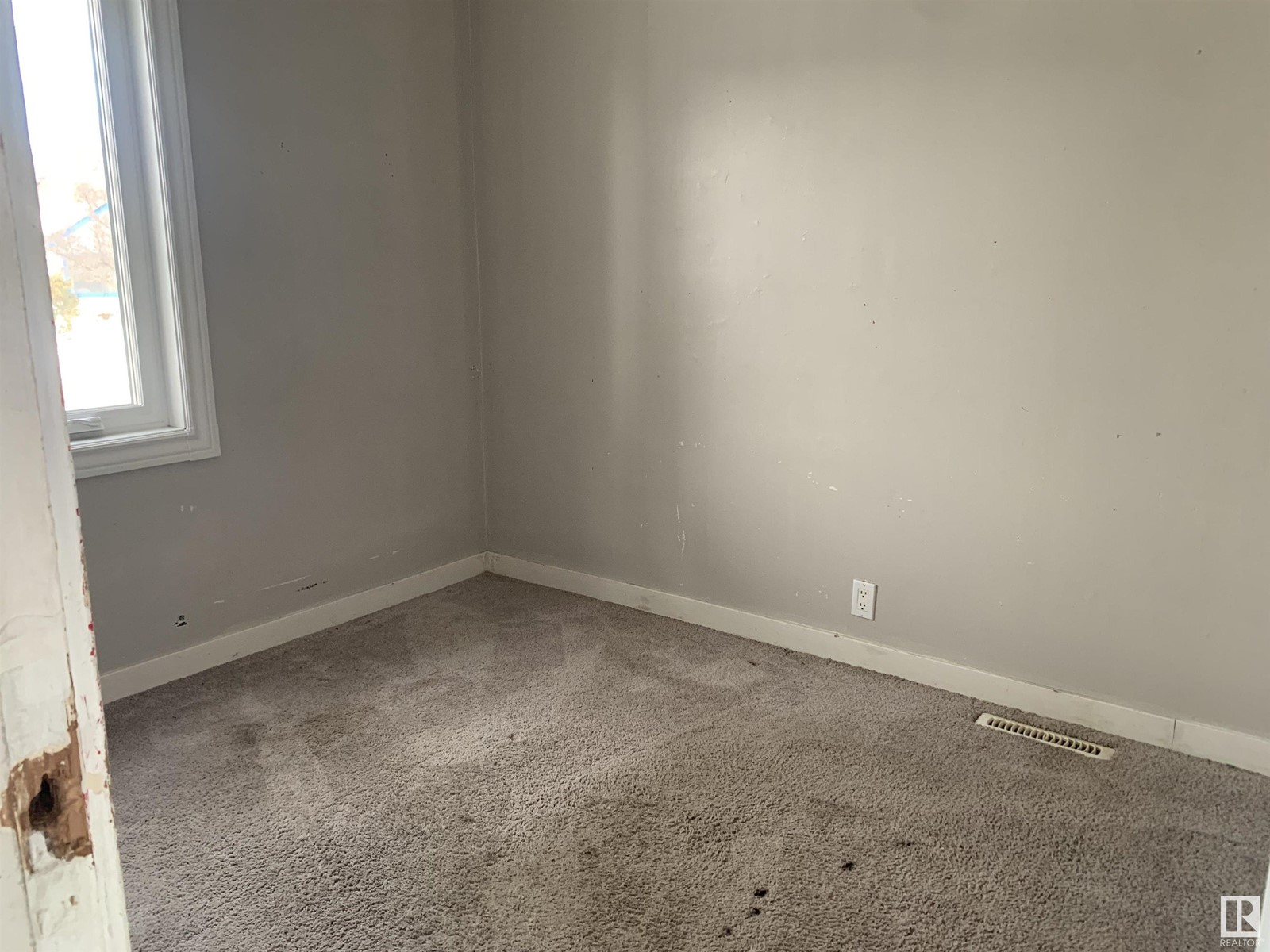 Property at 11939 63 ST NW image 2