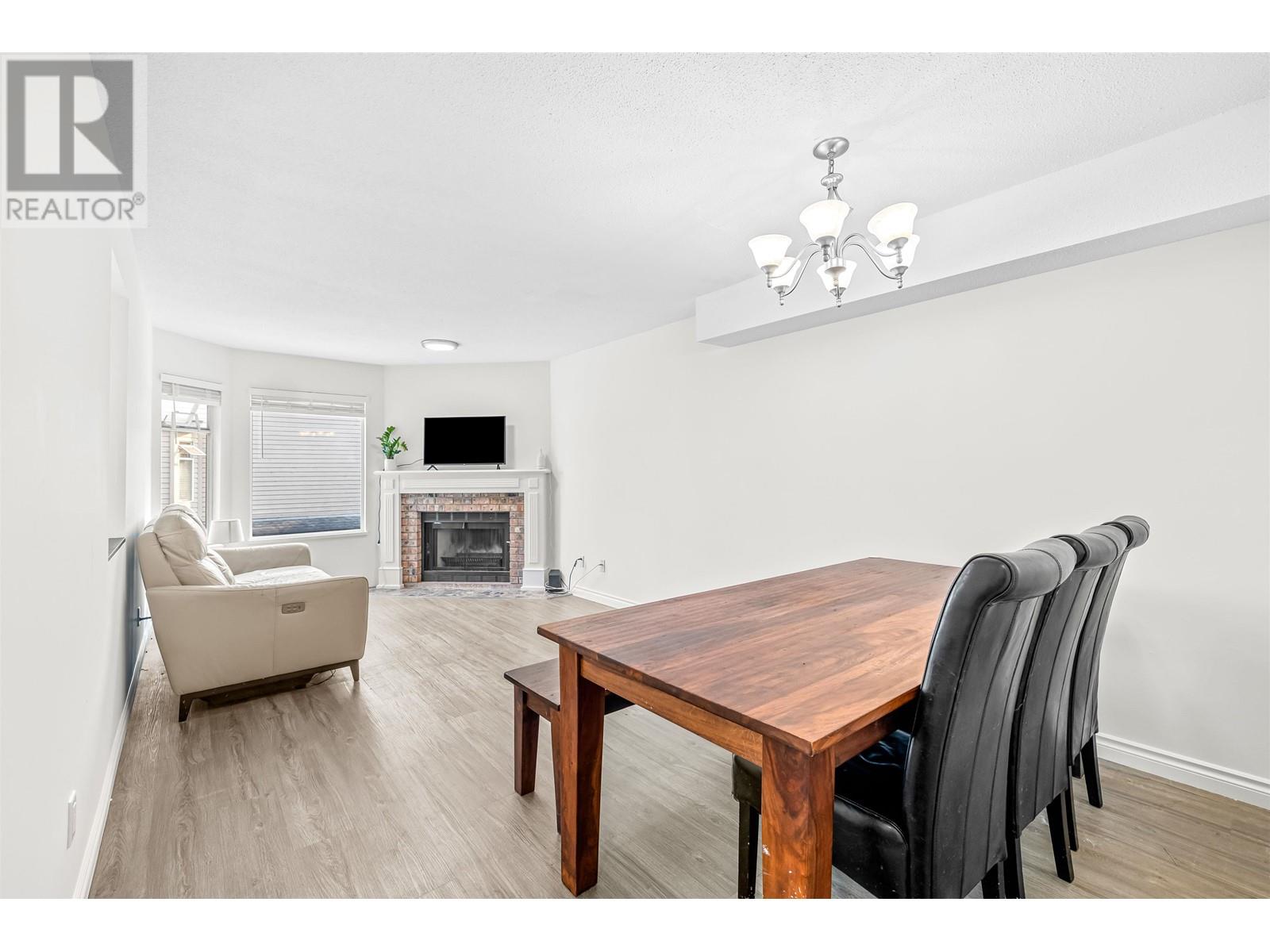 Listing Picture 4 of 19 : 11 8751 BENNETT ROAD, Richmond / 烈治文 - 魯藝地產 Yvonne Lu Group - MLS Medallion Club Member