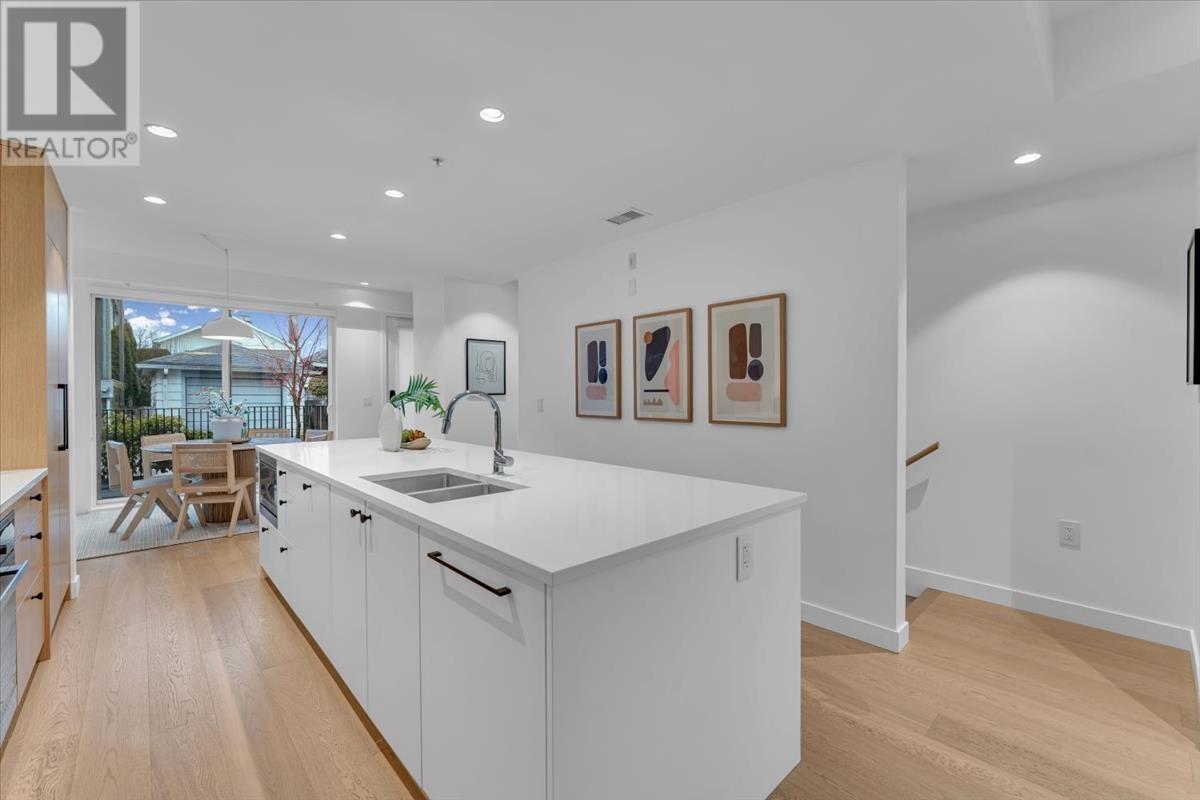 Property at 34 92 W KING EDWARD AVENUE image 4