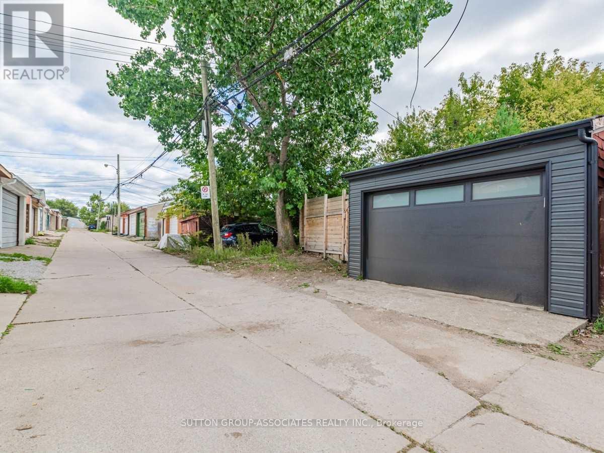 112 Pendrith Street, Toronto, Ontario  M6G 1R7 - Photo 31 - W11986915