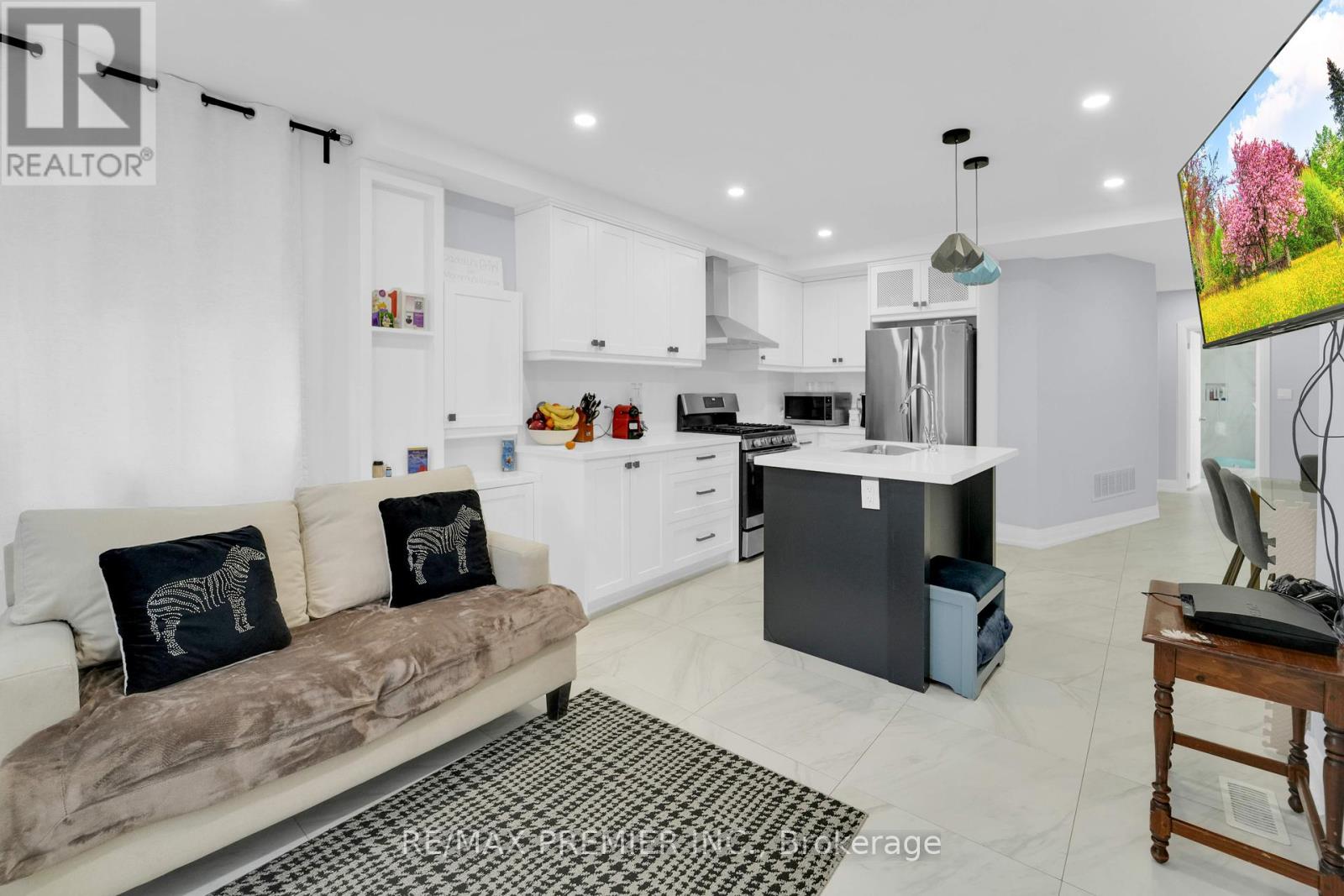 Property at 434 VICTORIA PARK AVENUE image 3