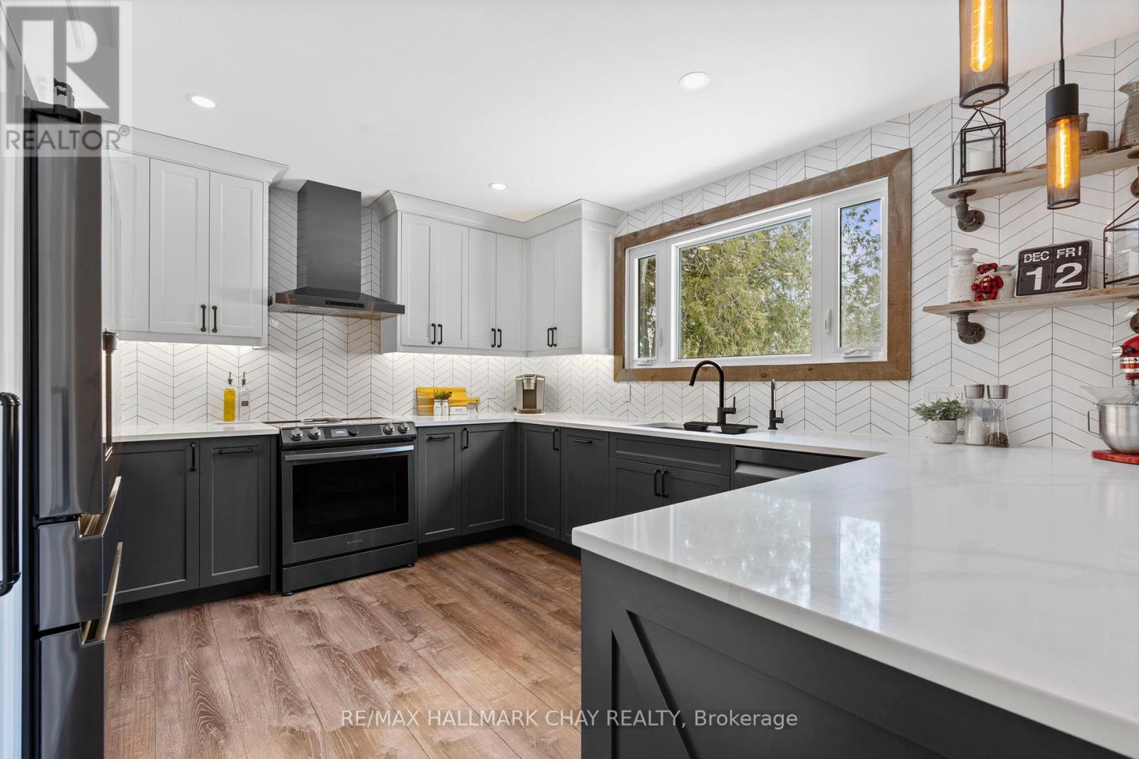 Property at 731 PINEGROVE AVENUE image 1