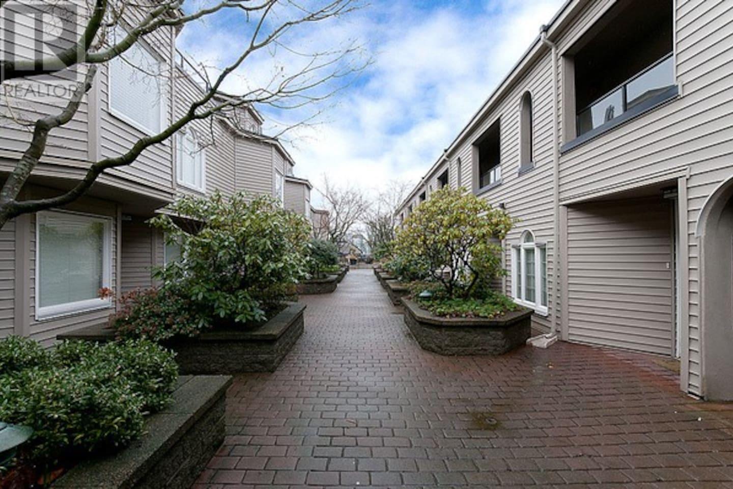 Listing Picture 2 of 13 : 4 1101 W 8TH AVENUE, Vancouver / 溫哥華 - 魯藝地產 Yvonne Lu Group - MLS Medallion Club Member