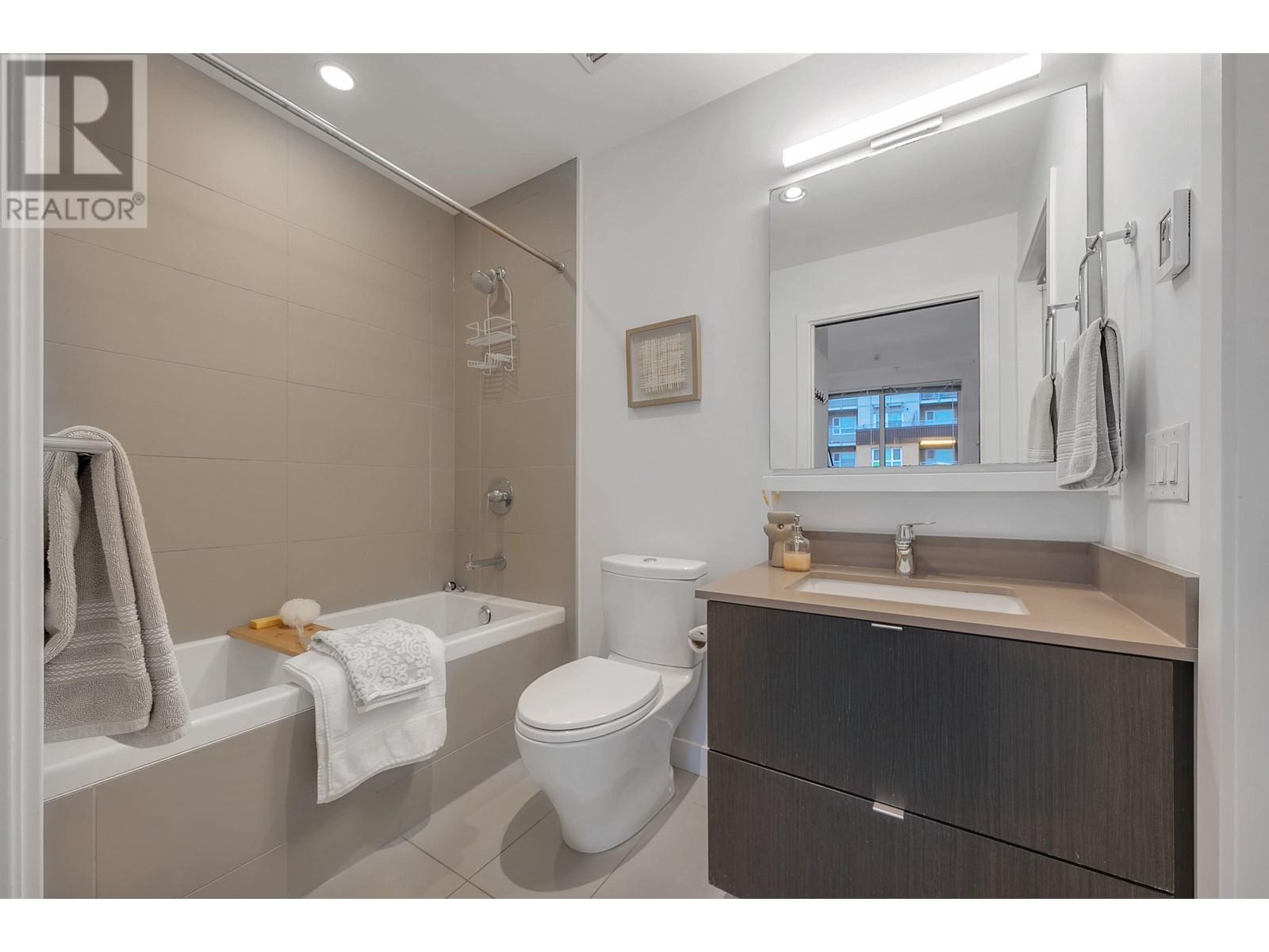 Listing Picture 19 of 31 : PH7 688 E 19TH AVENUE, Vancouver / 溫哥華 - 魯藝地產 Yvonne Lu Group - MLS Medallion Club Member