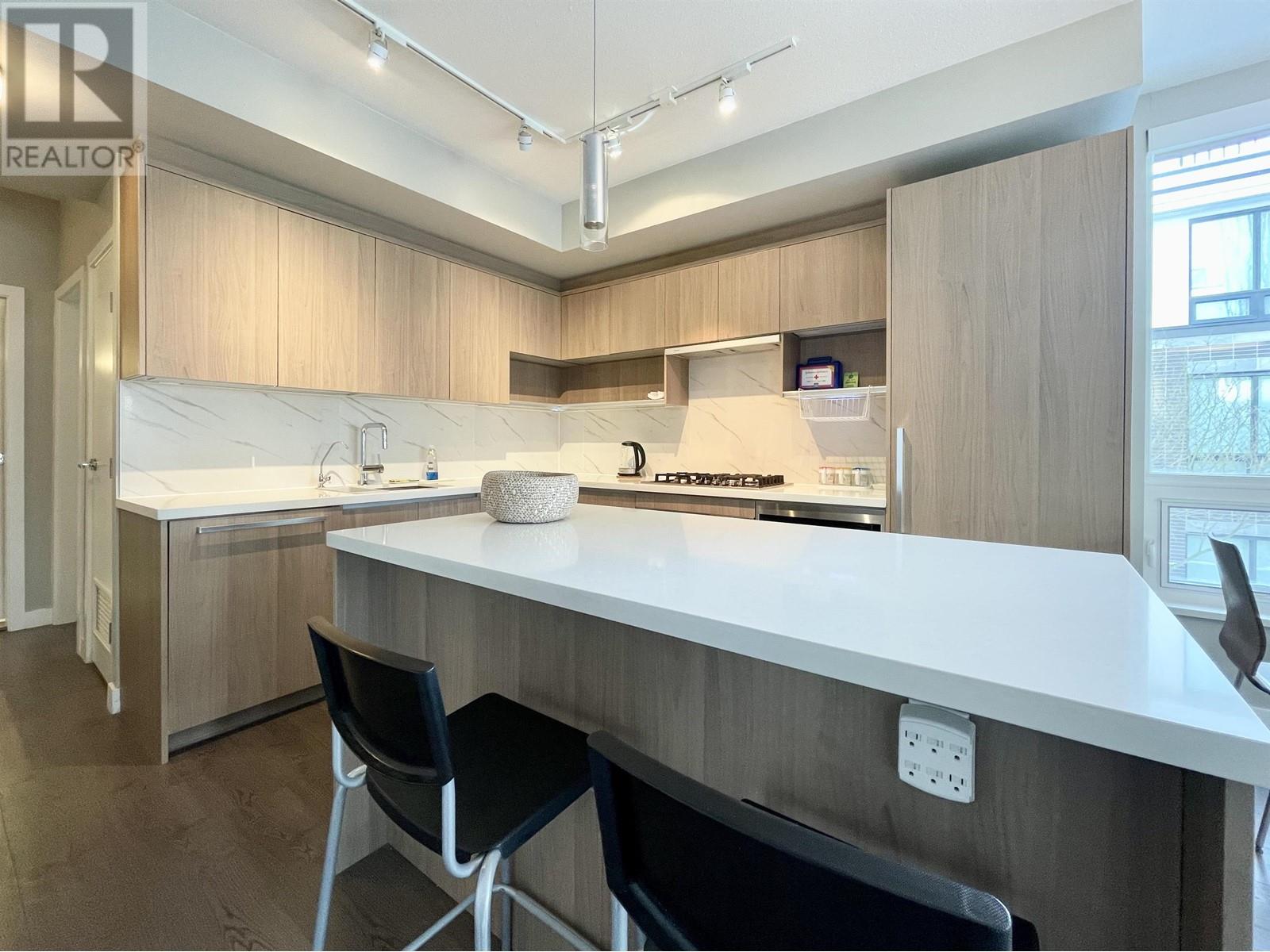 Listing Picture 4 of 10 : 210 9388 ODLIN ROAD, Richmond / 烈治文 - 魯藝地產 Yvonne Lu Group - MLS Medallion Club Member