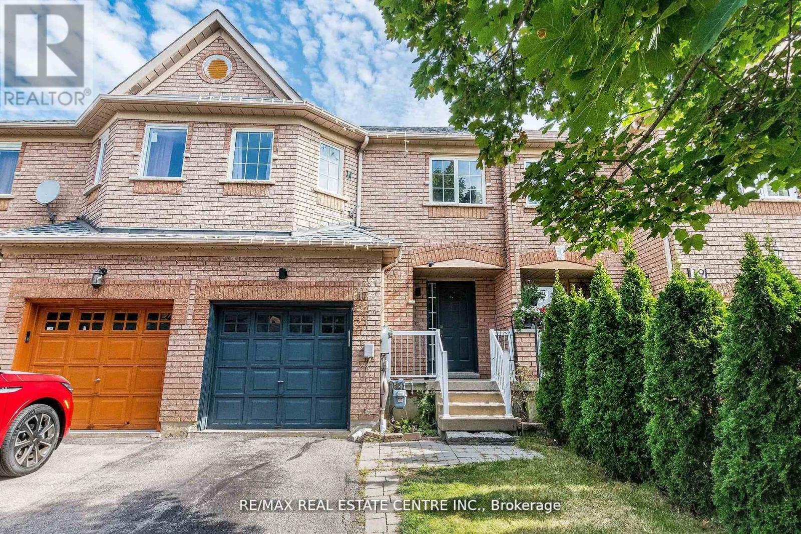 17 Coppermill Drive, Brampton (Northwest Sandalwood Parkway), Ontario  L7A 1N4 - Photo 3 - W11988890