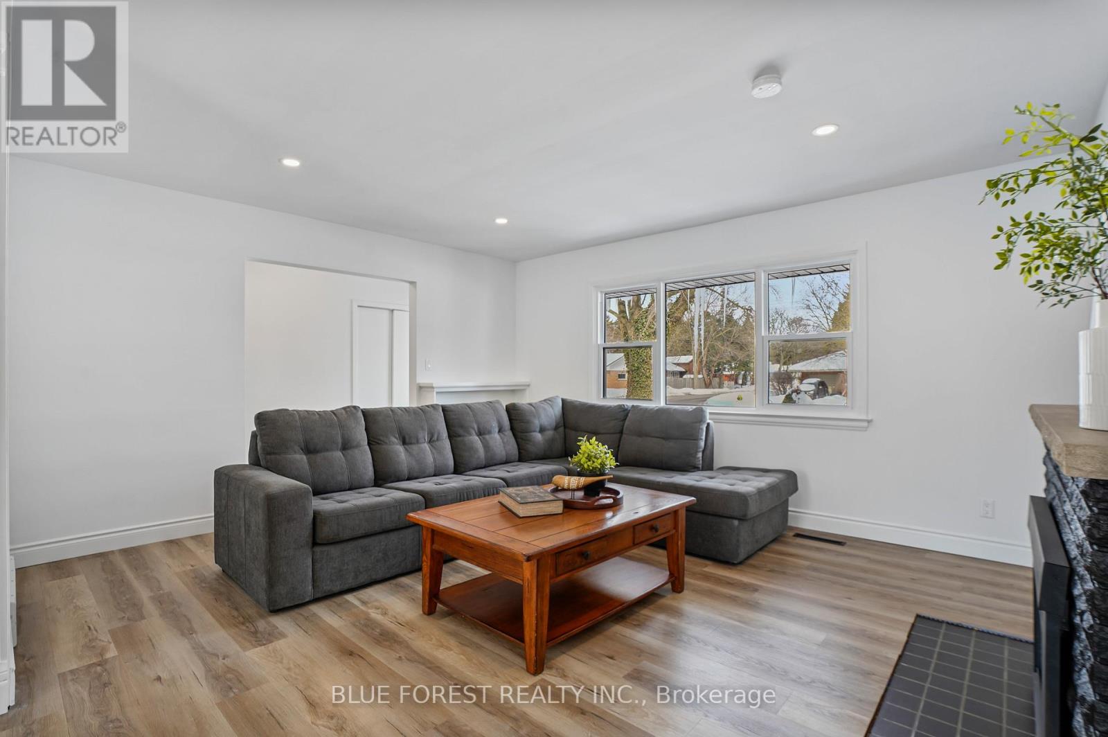 Property at 574 OAKRIDGE DRIVE image 4