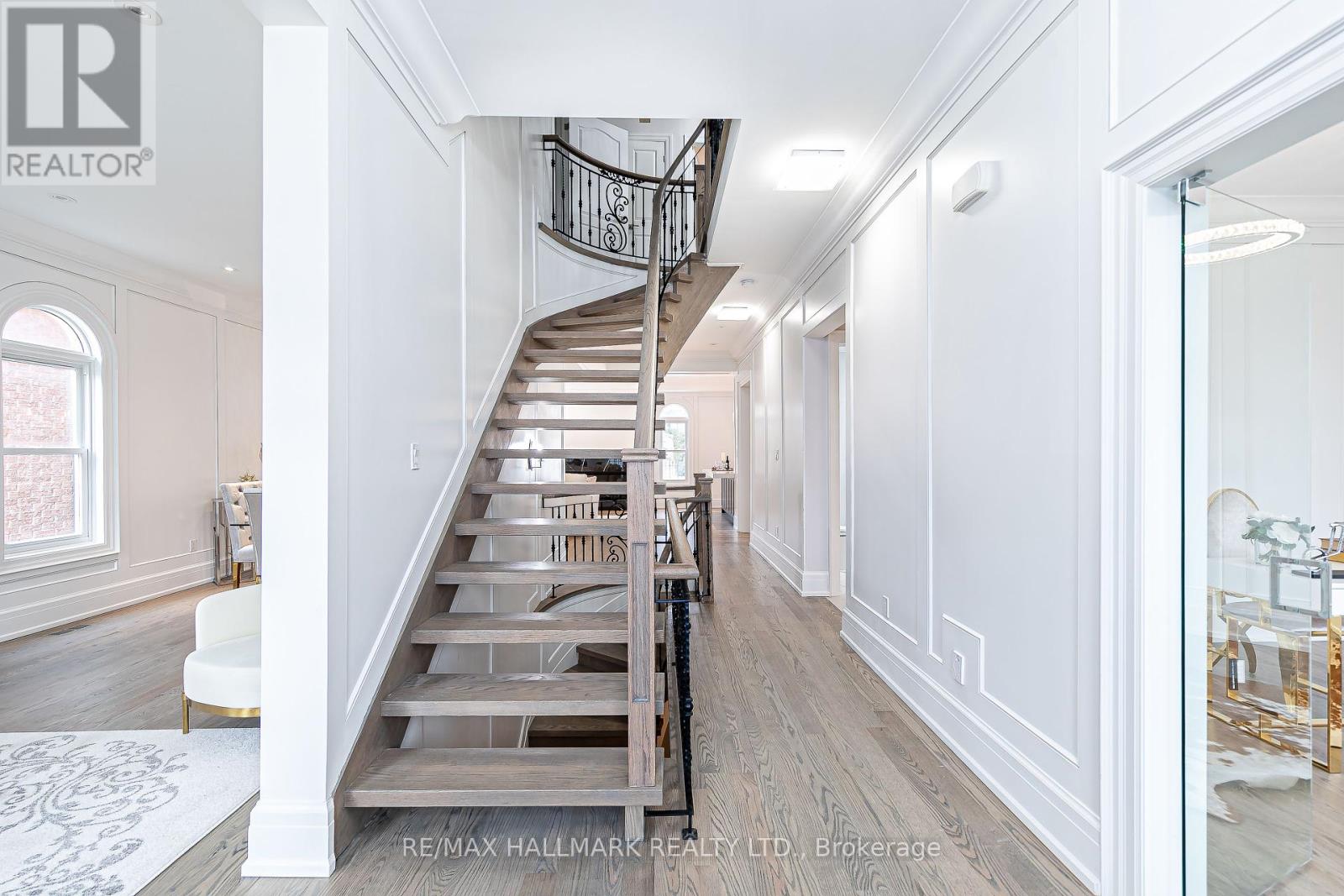Property at 42 OATLANDS CRESCENT image 3