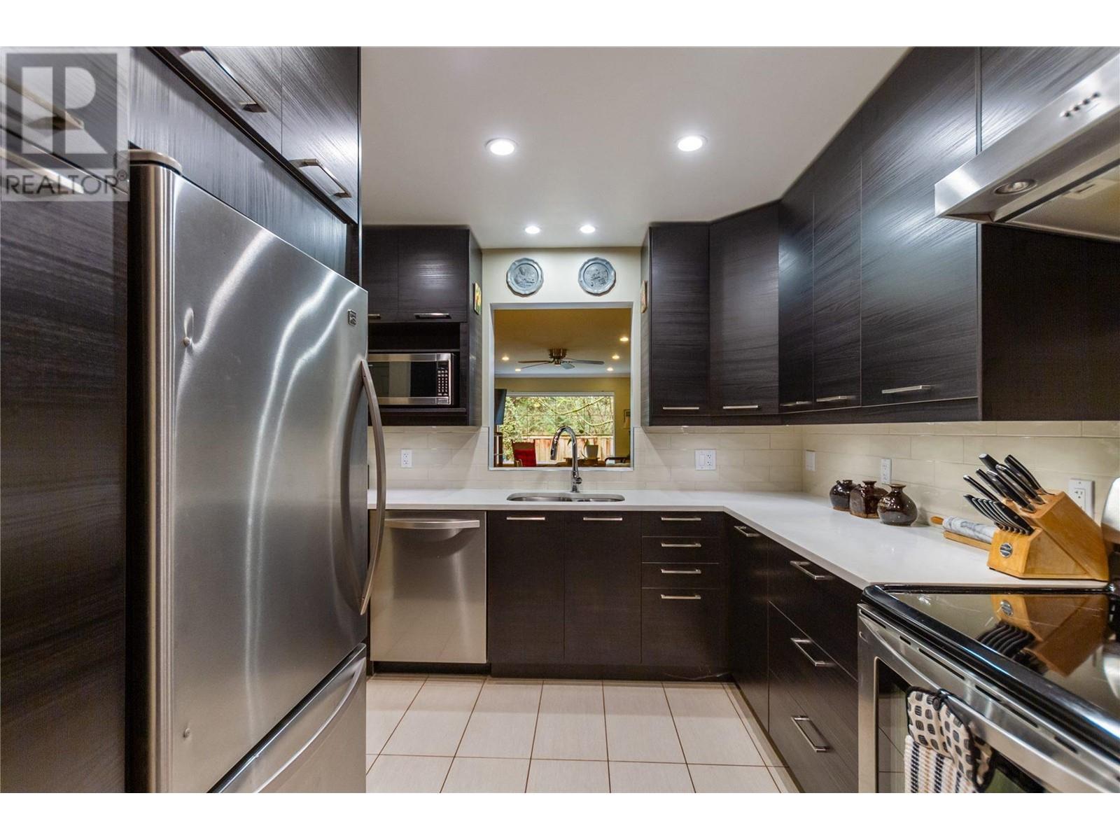 Listing Picture 10 of 24 : 111 6860 RUMBLE STREET, Burnaby / 本拿比 - 魯藝地產 Yvonne Lu Group - MLS Medallion Club Member