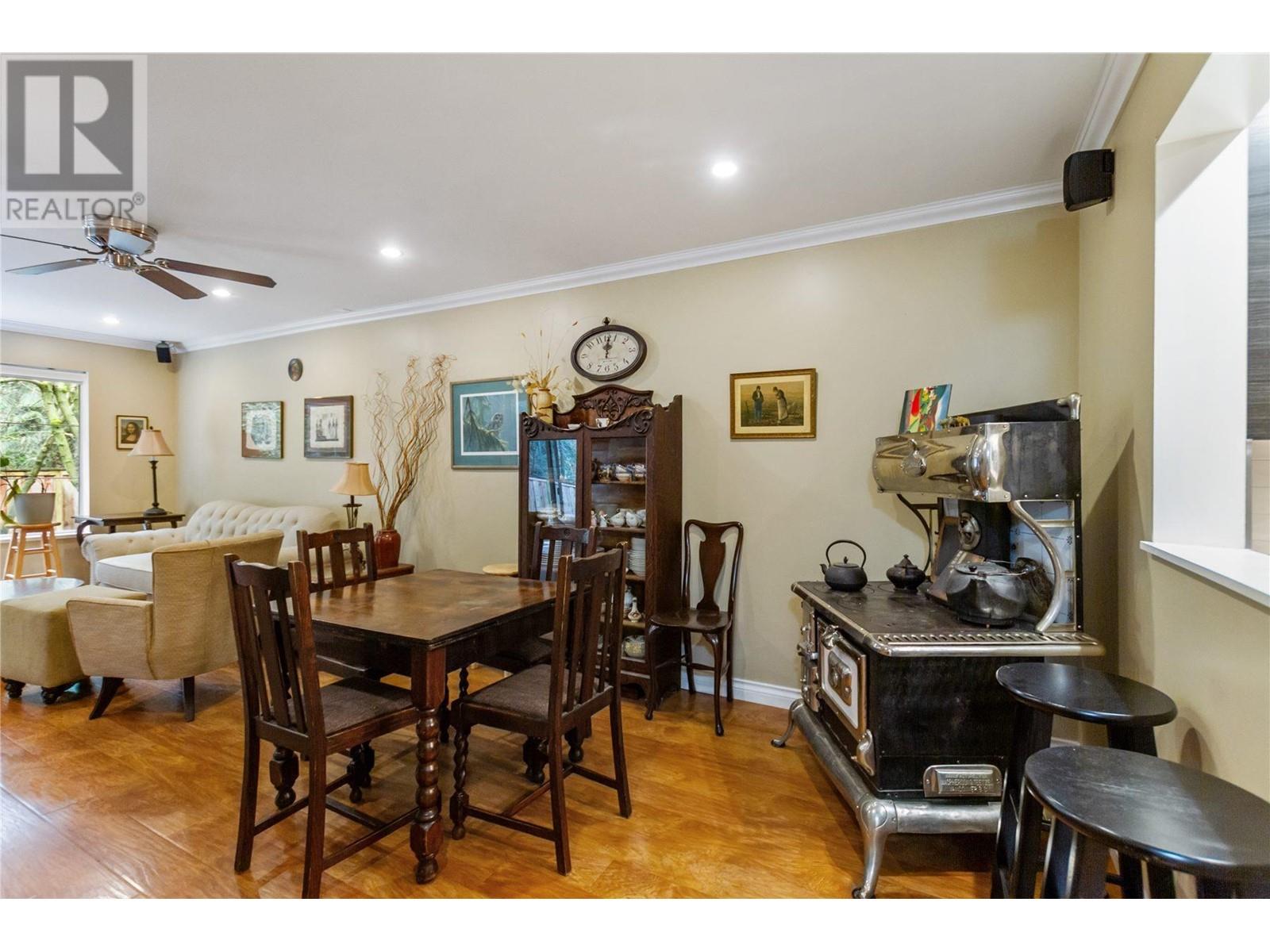 Listing Picture 2 of 24 : 111 6860 RUMBLE STREET, Burnaby / 本拿比 - 魯藝地產 Yvonne Lu Group - MLS Medallion Club Member