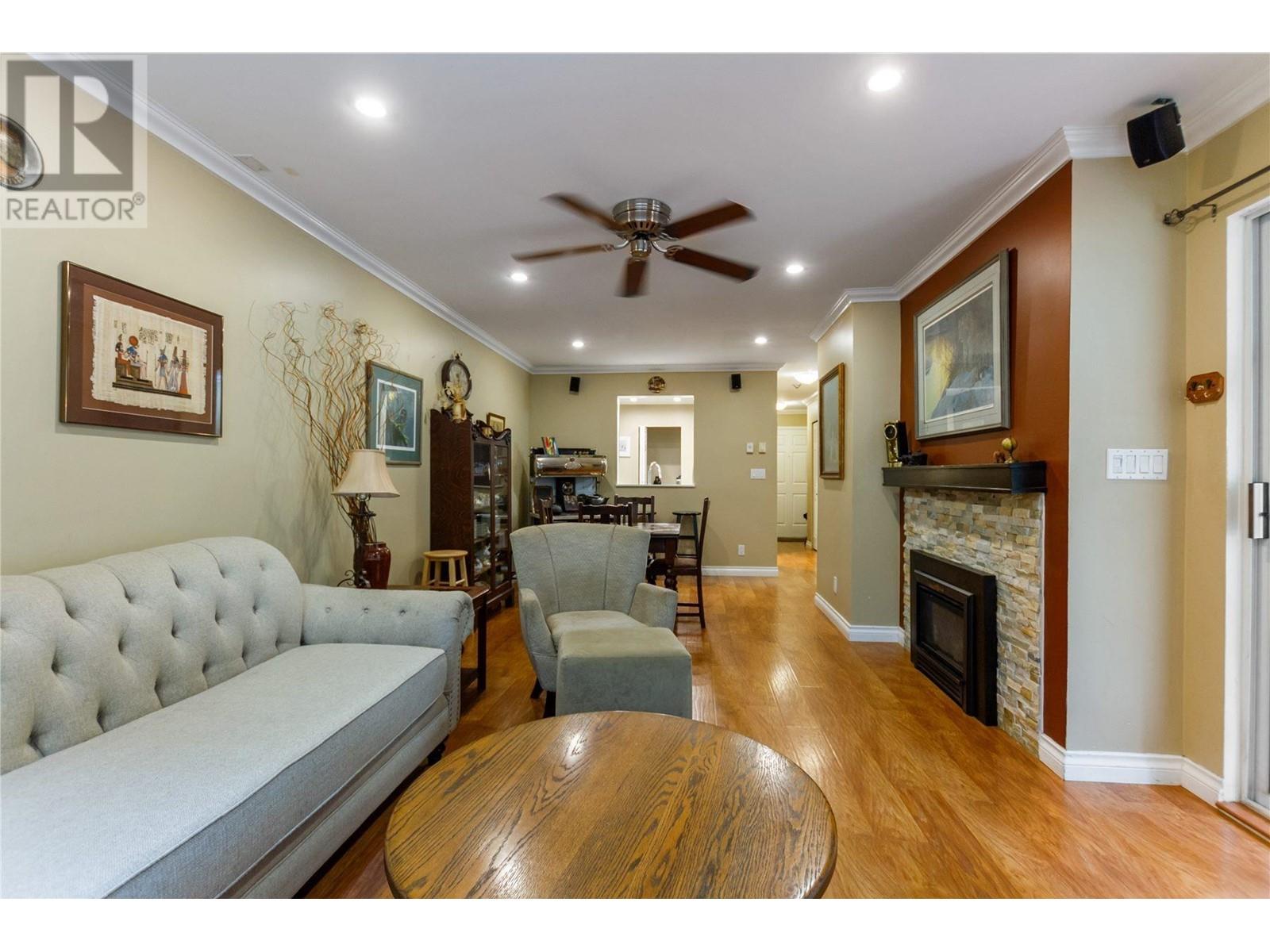 Listing Picture 4 of 24 : 111 6860 RUMBLE STREET, Burnaby / 本拿比 - 魯藝地產 Yvonne Lu Group - MLS Medallion Club Member
