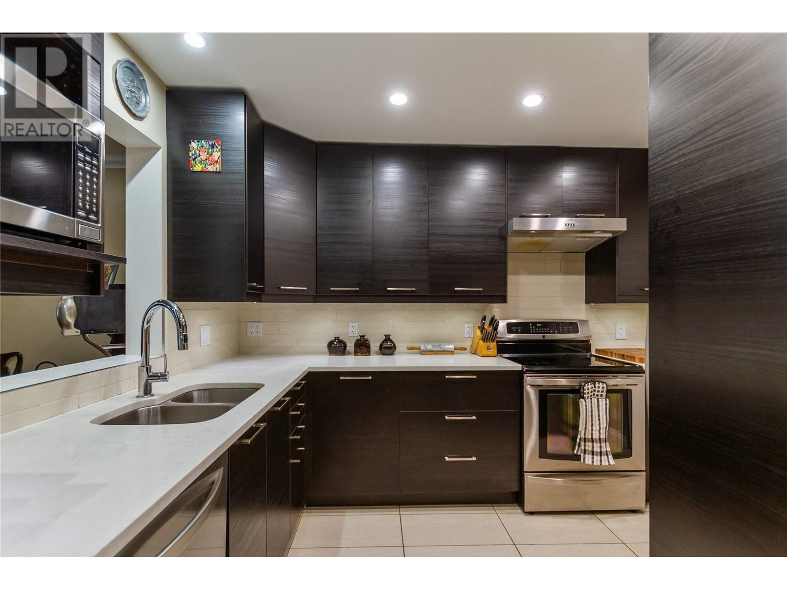 Listing Picture 8 of 24 : 111 6860 RUMBLE STREET, Burnaby / 本拿比 - 魯藝地產 Yvonne Lu Group - MLS Medallion Club Member