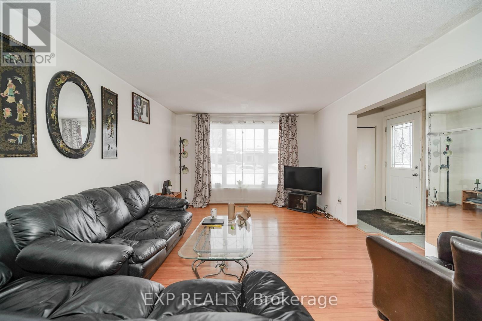 23 Cloverdale Drive, Brampton (Avondale), Ontario  L6T 2T5 - Photo 6 - W11989489