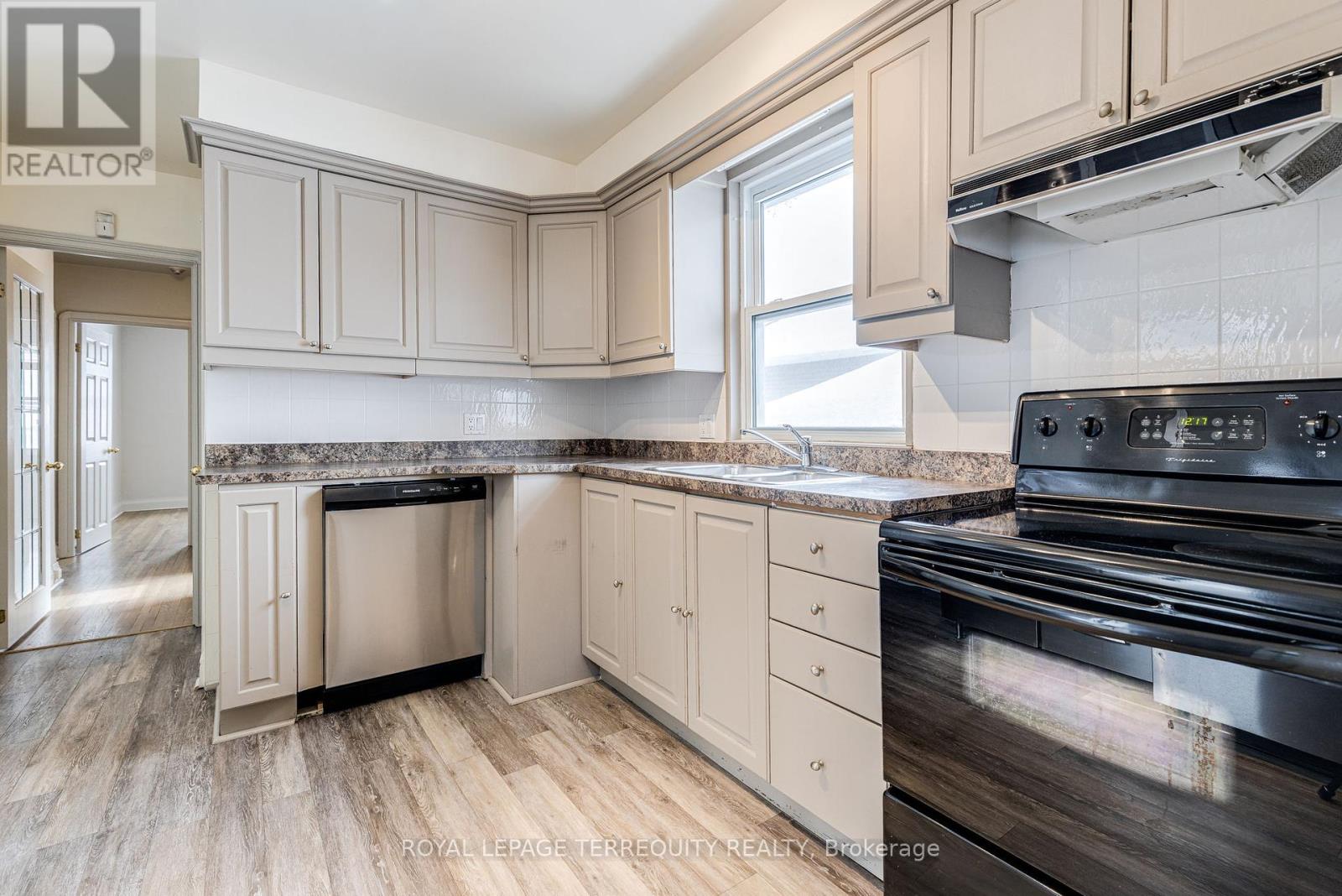 Main - 43 Lothian Avenue, Toronto, Ontario  M8Z 4K2 - Photo 8 - W11989509