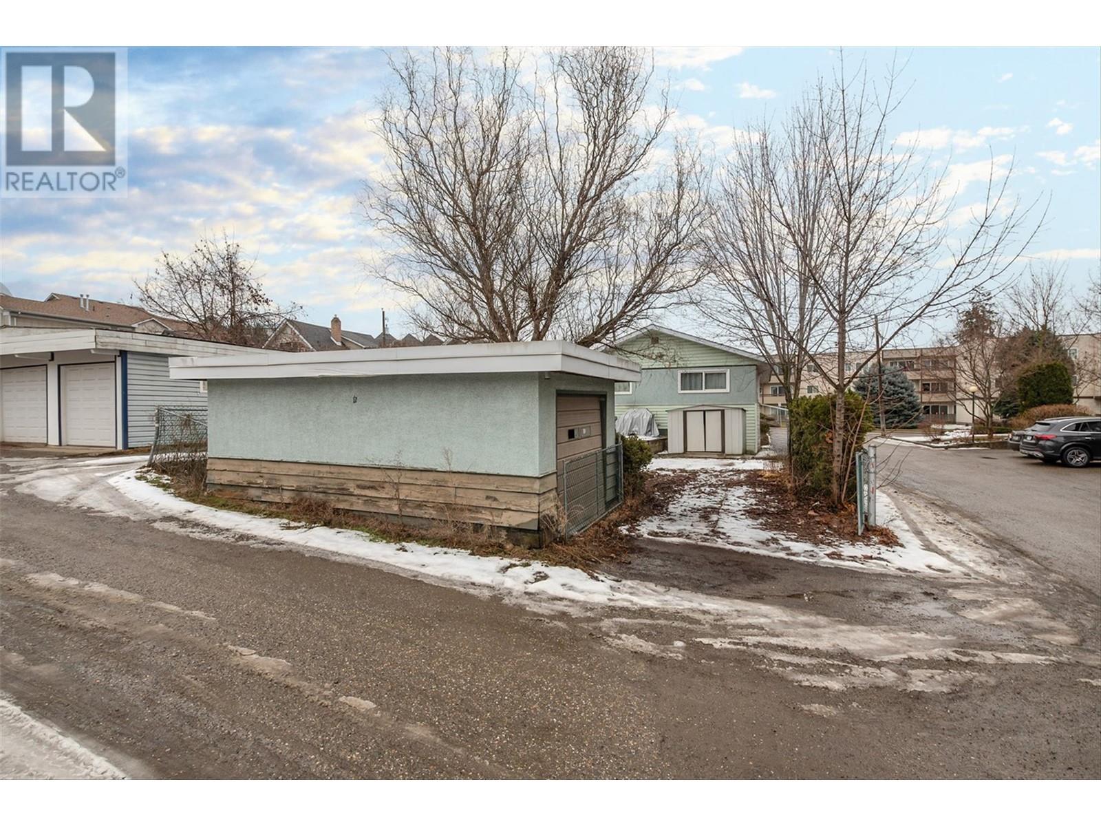 Property at 3004 37 Street image 5