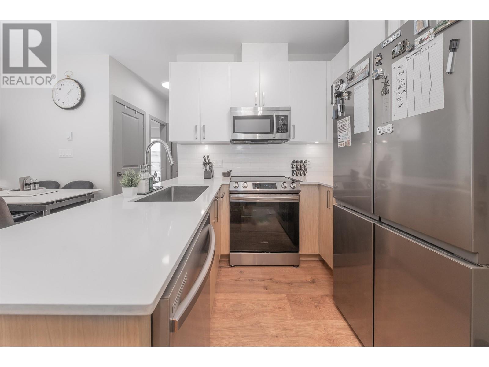 Listing Picture 9 of 22 : 201 6968 ROYAL OAK AVENUE, Burnaby / 本拿比 - 魯藝地產 Yvonne Lu Group - MLS Medallion Club Member