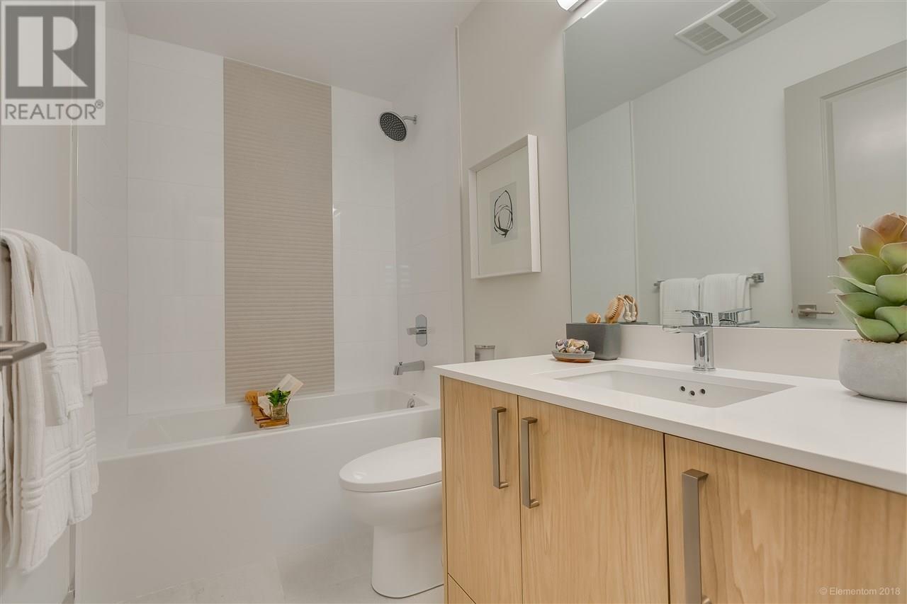 Listing Picture 12 of 22 : 201 6968 ROYAL OAK AVENUE, Burnaby / 本拿比 - 魯藝地產 Yvonne Lu Group - MLS Medallion Club Member