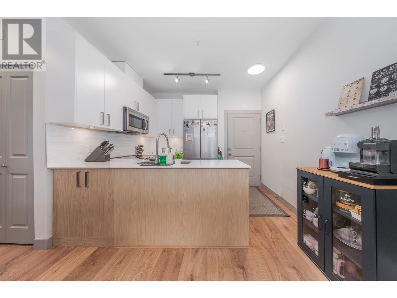 Listing Picture 8 of 22 : 201 6968 ROYAL OAK AVENUE, Burnaby / 本拿比 - 魯藝地產 Yvonne Lu Group - MLS Medallion Club Member