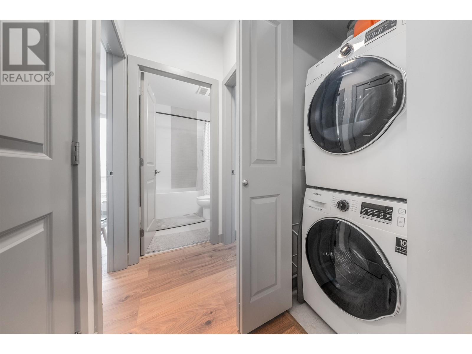 Listing Picture 15 of 22 : 201 6968 ROYAL OAK AVENUE, Burnaby / 本拿比 - 魯藝地產 Yvonne Lu Group - MLS Medallion Club Member