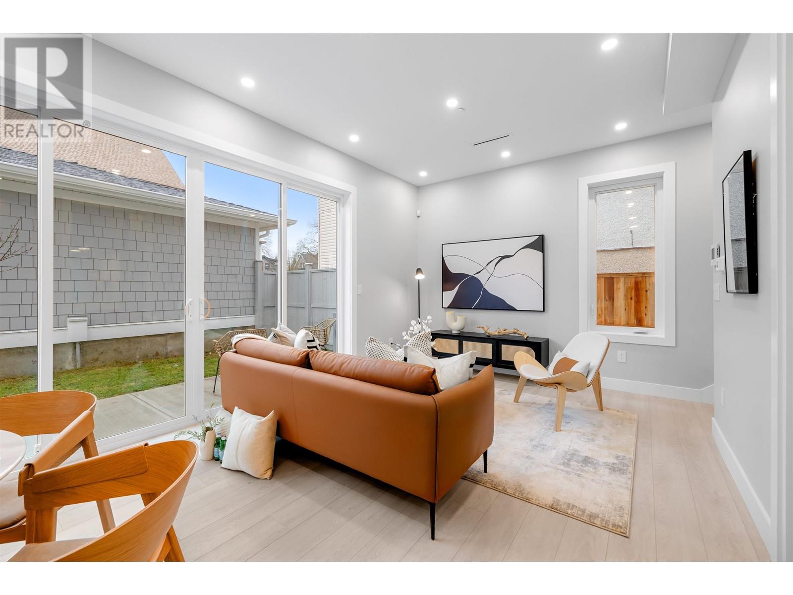Property at 4041 ST CATHERINES STREET image 4