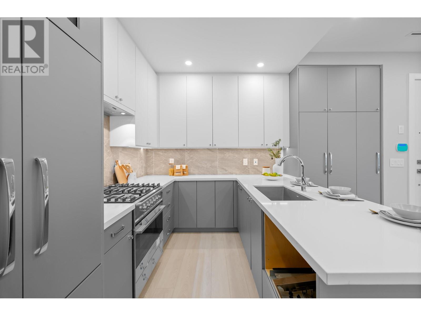 Property at 885 E KING EDWARD AVENUE image 3