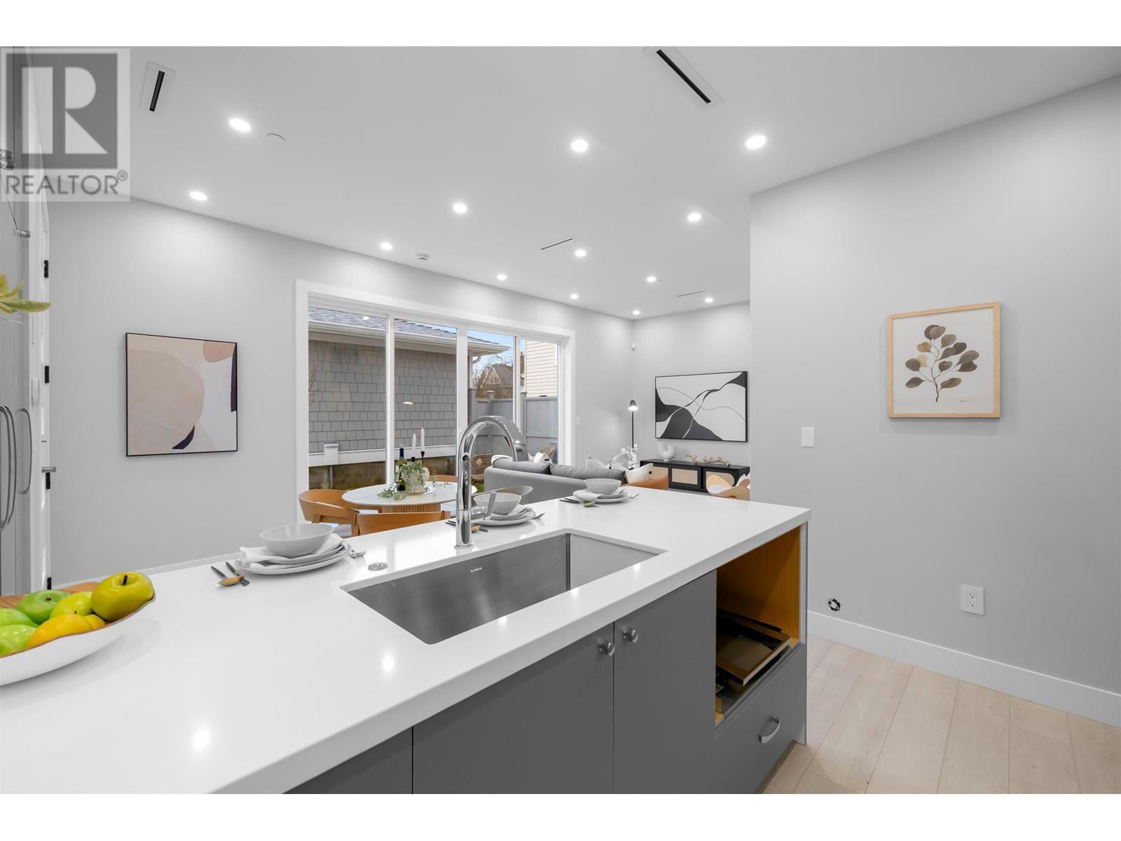 Property at 885 E KING EDWARD AVENUE image 4
