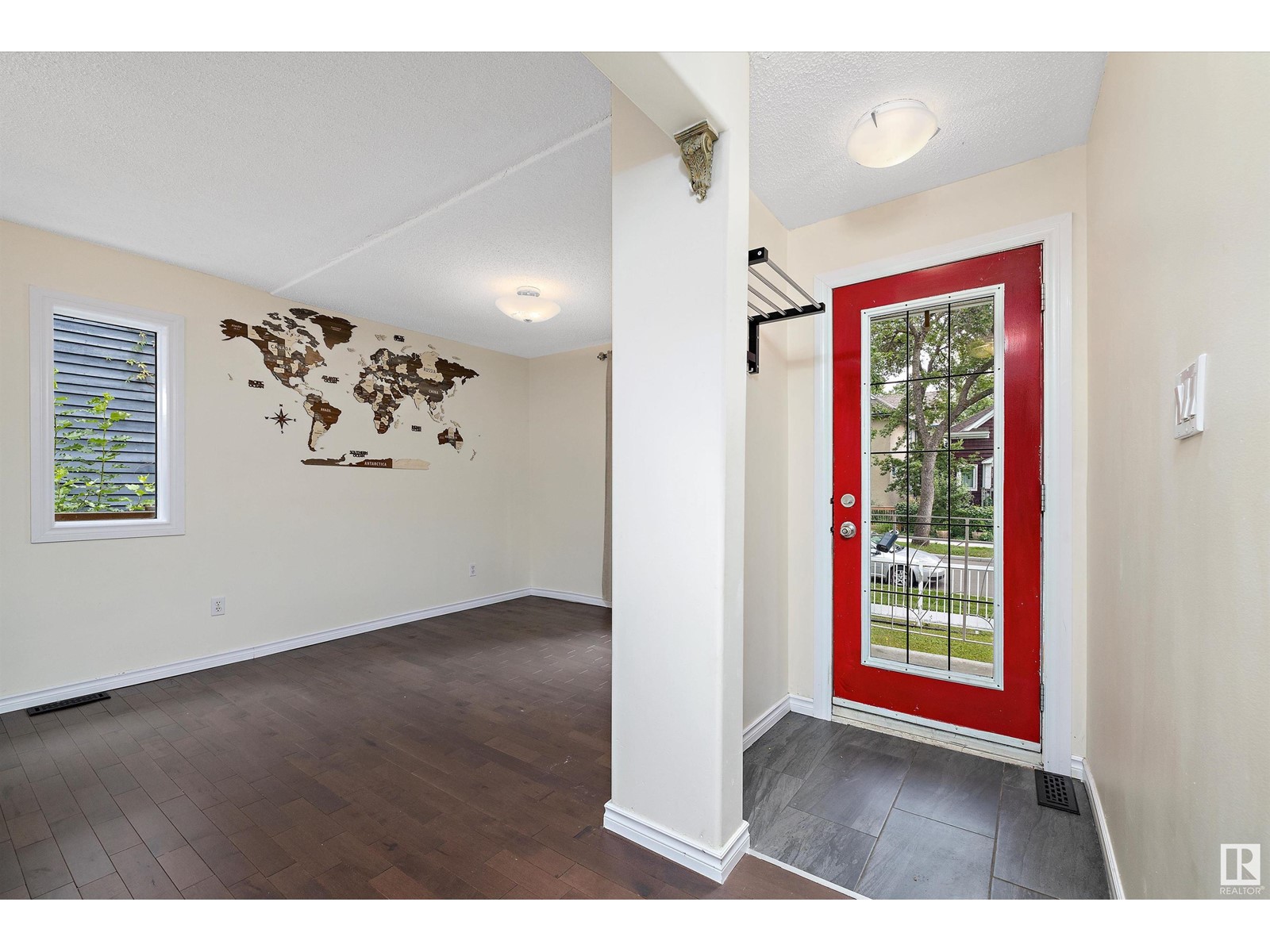 Property at 11242 95A ST NW image 2