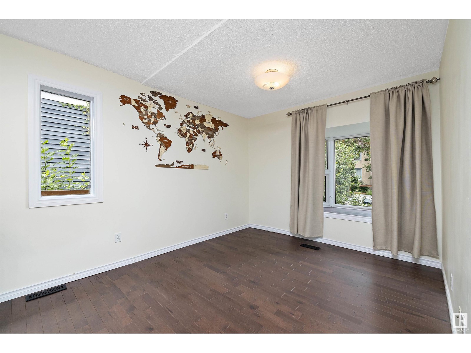 Property at 11242 95A ST NW image 3