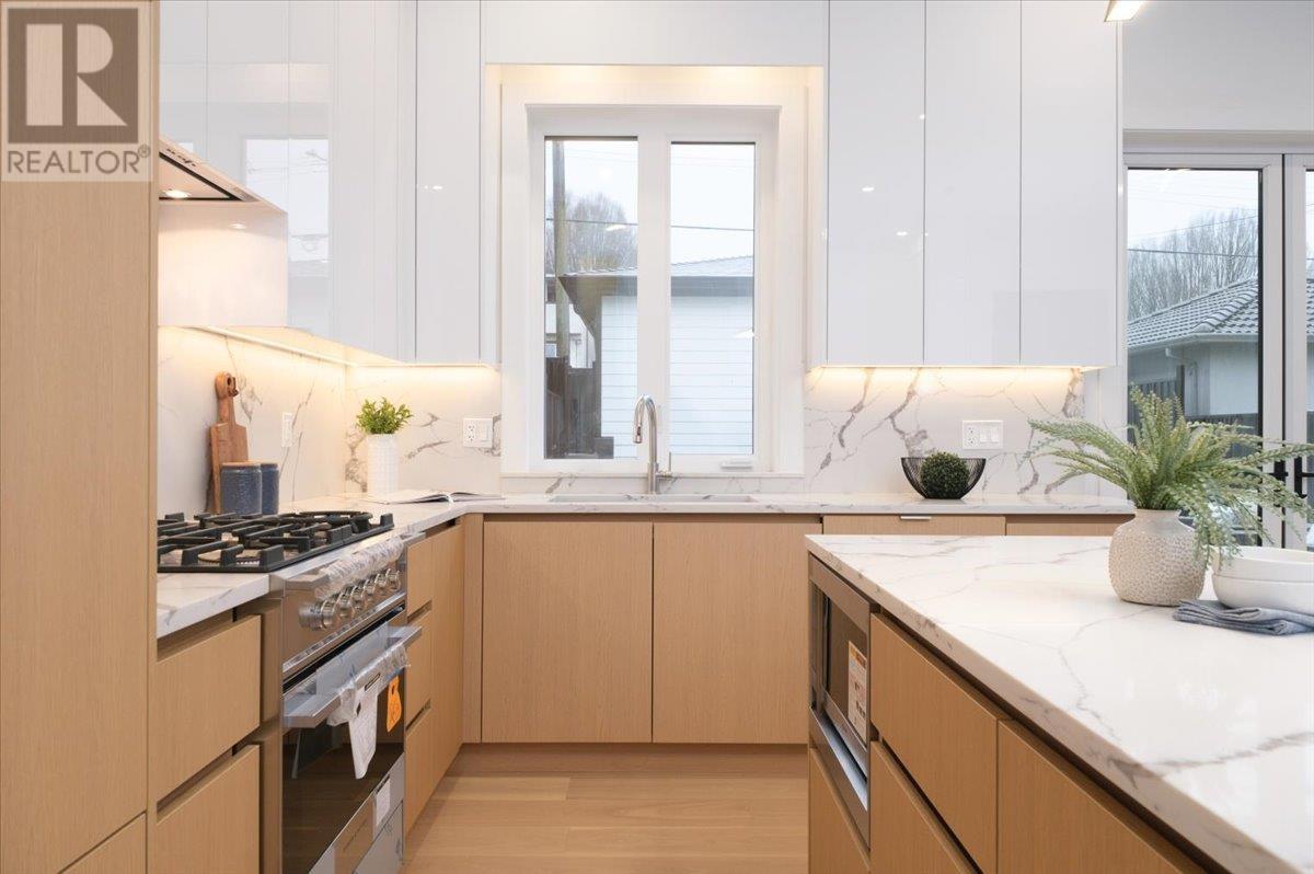 Listing Picture 9 of 23 : 2 2750 E 5TH AVENUE, Vancouver / 溫哥華 - 魯藝地產 Yvonne Lu Group - MLS Medallion Club Member