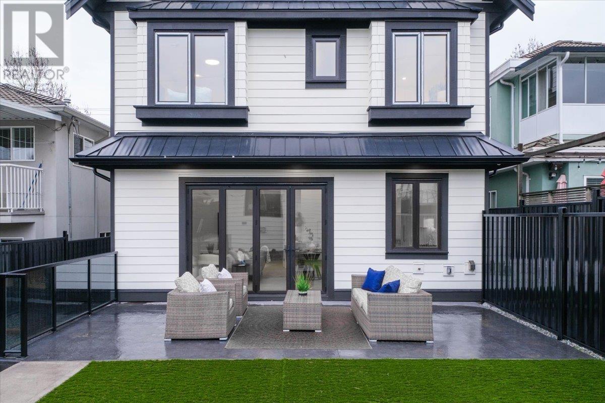 Listing Picture 3 of 23 : 2 2750 E 5TH AVENUE, Vancouver / 溫哥華 - 魯藝地產 Yvonne Lu Group - MLS Medallion Club Member