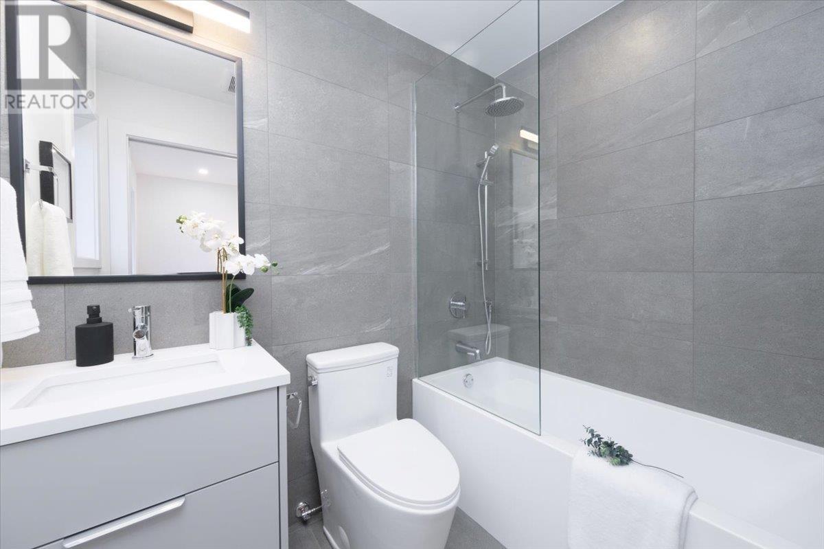 Listing Picture 18 of 23 : 2 2750 E 5TH AVENUE, Vancouver / 溫哥華 - 魯藝地產 Yvonne Lu Group - MLS Medallion Club Member