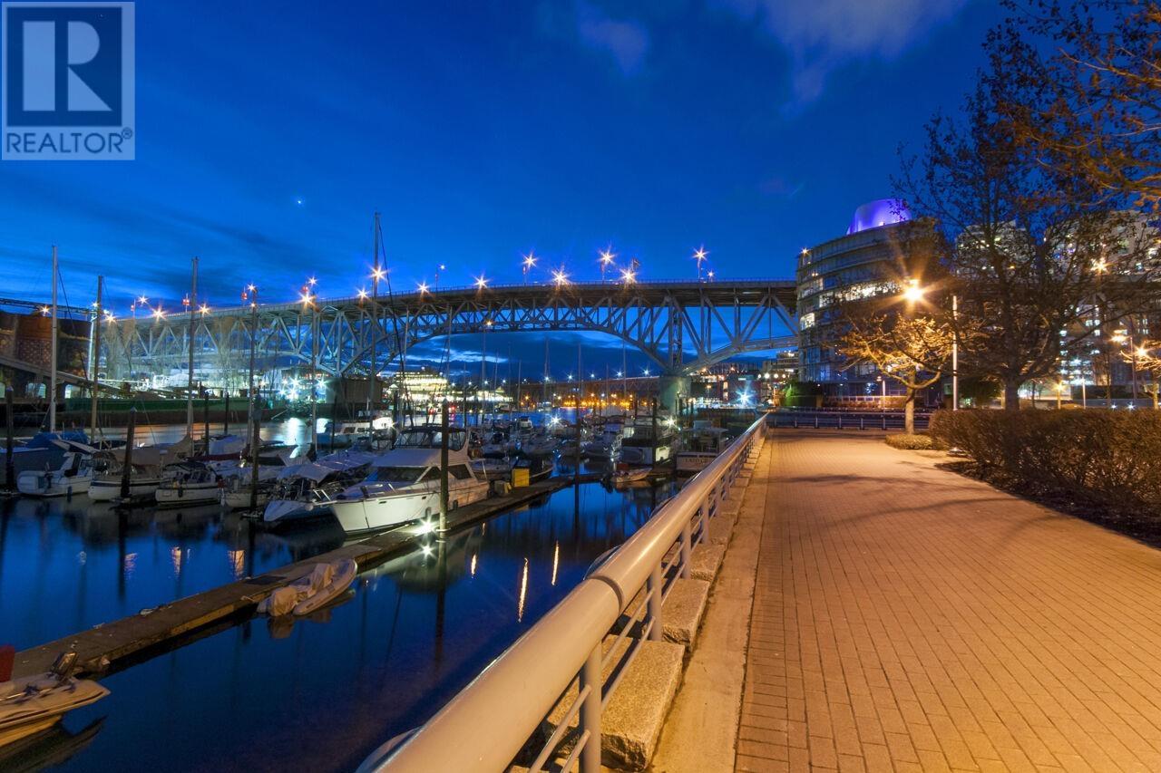 Listing Picture 31 of 35 : 805 1500 HOWE STREET, Vancouver / 溫哥華 - 魯藝地產 Yvonne Lu Group - MLS Medallion Club Member