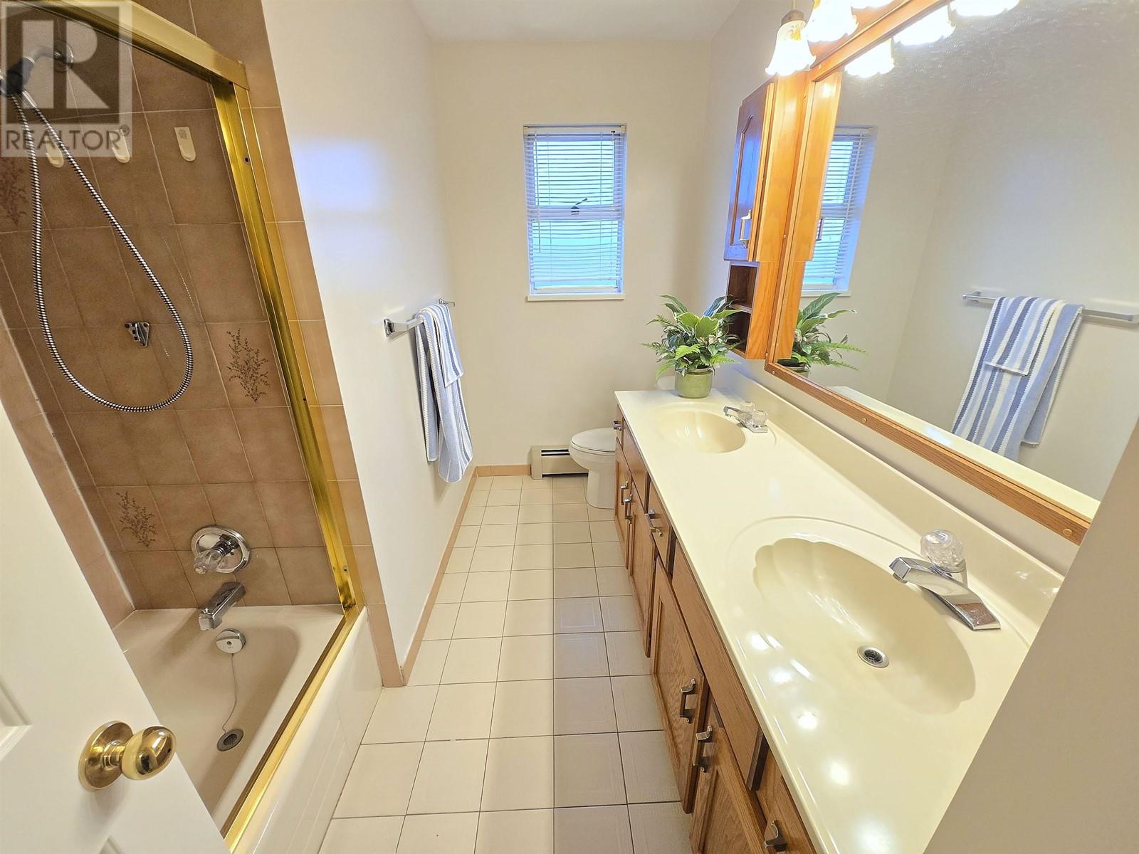 Listing Picture 10 of 22 : 3317 E 2ND AVENUE, Vancouver / 溫哥華 - 魯藝地產 Yvonne Lu Group - MLS Medallion Club Member