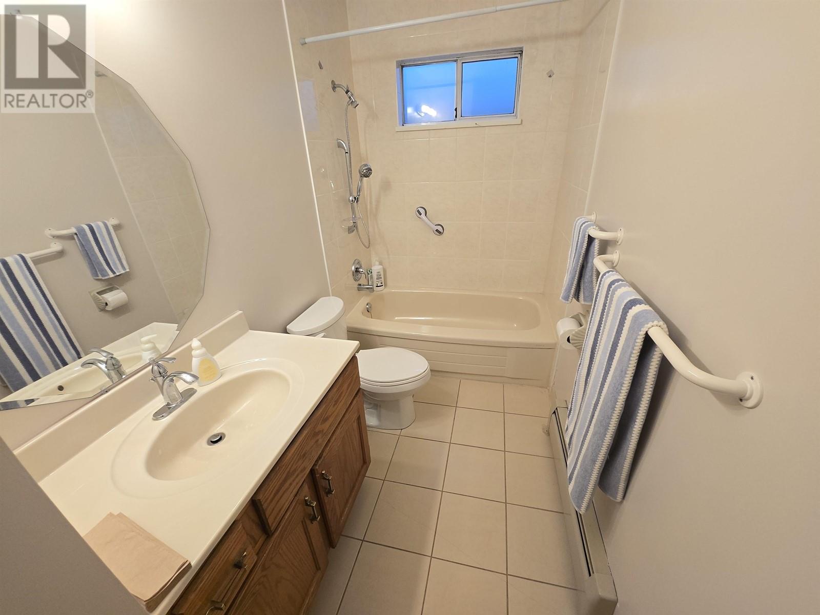 Listing Picture 13 of 22 : 3317 E 2ND AVENUE, Vancouver / 溫哥華 - 魯藝地產 Yvonne Lu Group - MLS Medallion Club Member