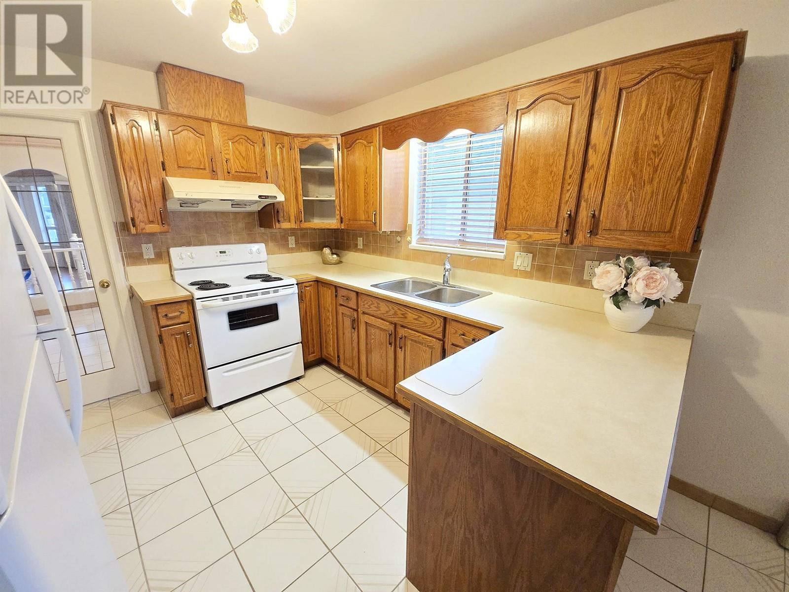 Listing Picture 6 of 22 : 3317 E 2ND AVENUE, Vancouver / 溫哥華 - 魯藝地產 Yvonne Lu Group - MLS Medallion Club Member