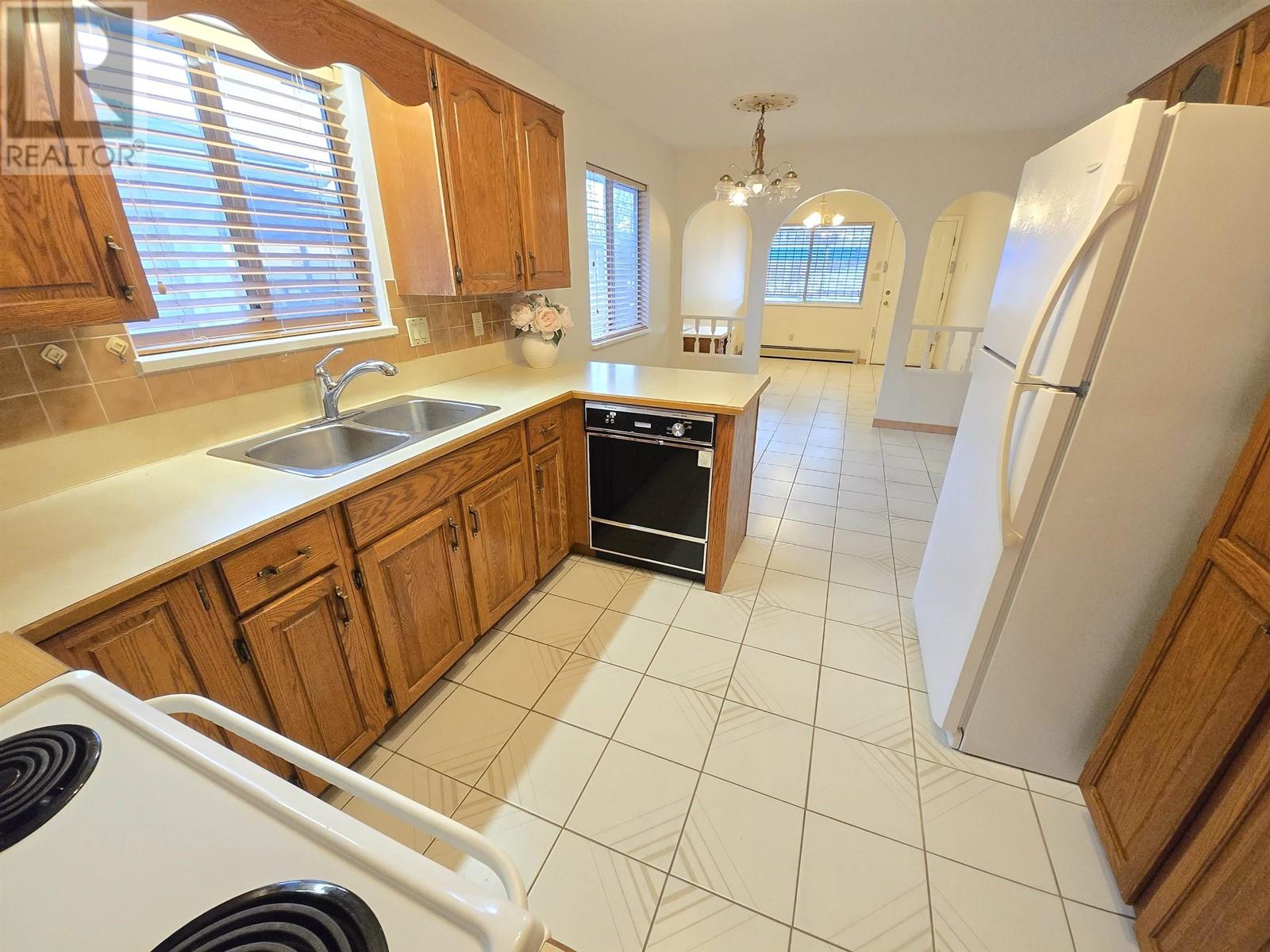 Listing Picture 7 of 22 : 3317 E 2ND AVENUE, Vancouver / 溫哥華 - 魯藝地產 Yvonne Lu Group - MLS Medallion Club Member