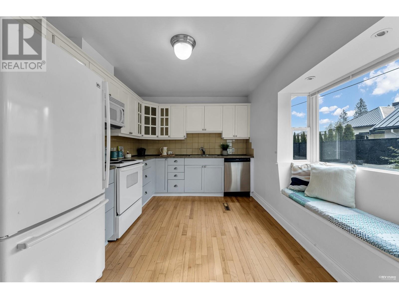 1033 Kennedy Avenue, North Vancouver, British Columbia  V7R 1L6 - Photo 7 - R2971089