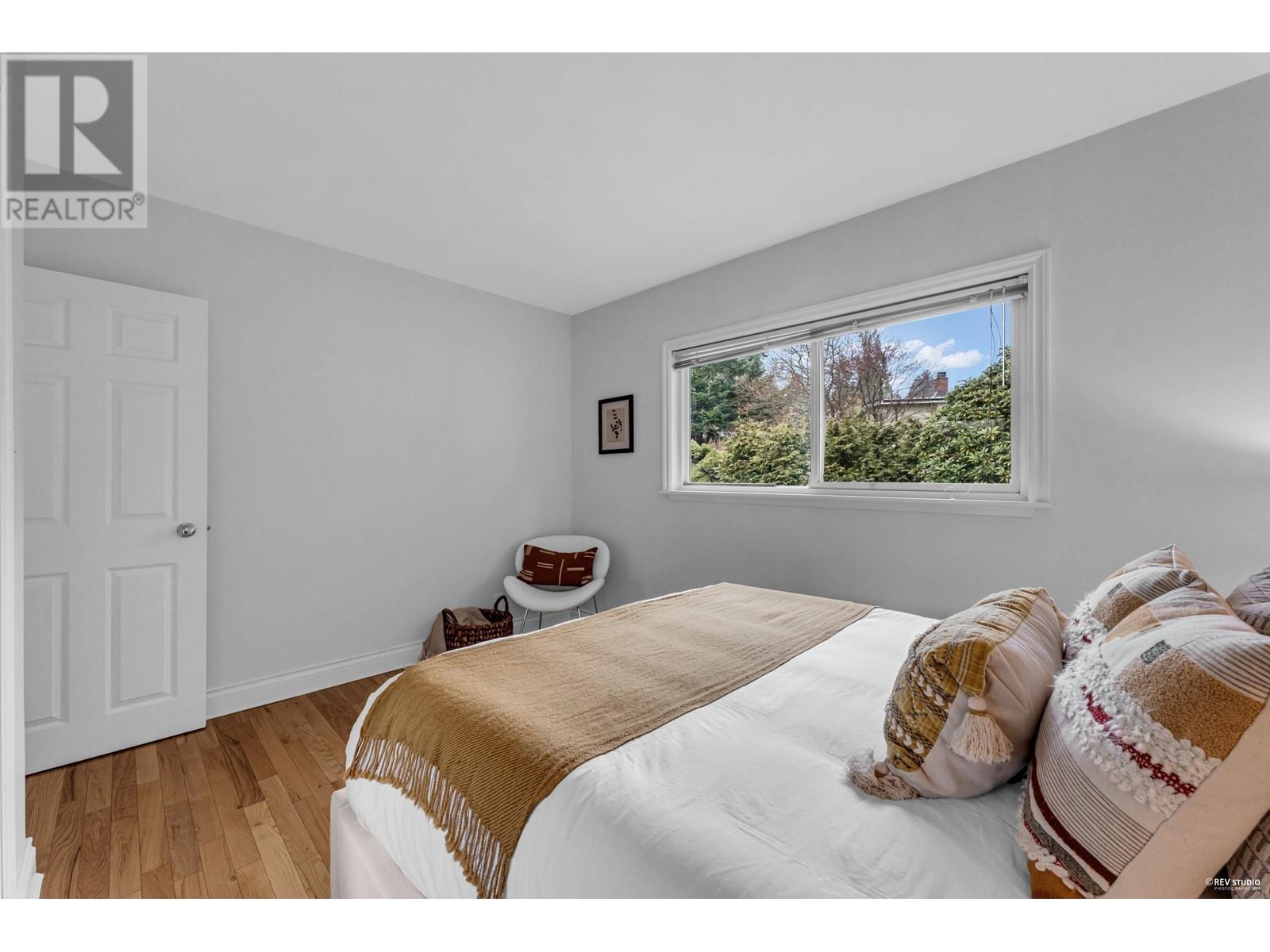 1033 Kennedy Avenue, North Vancouver, British Columbia  V7R 1L6 - Photo 8 - R2971089