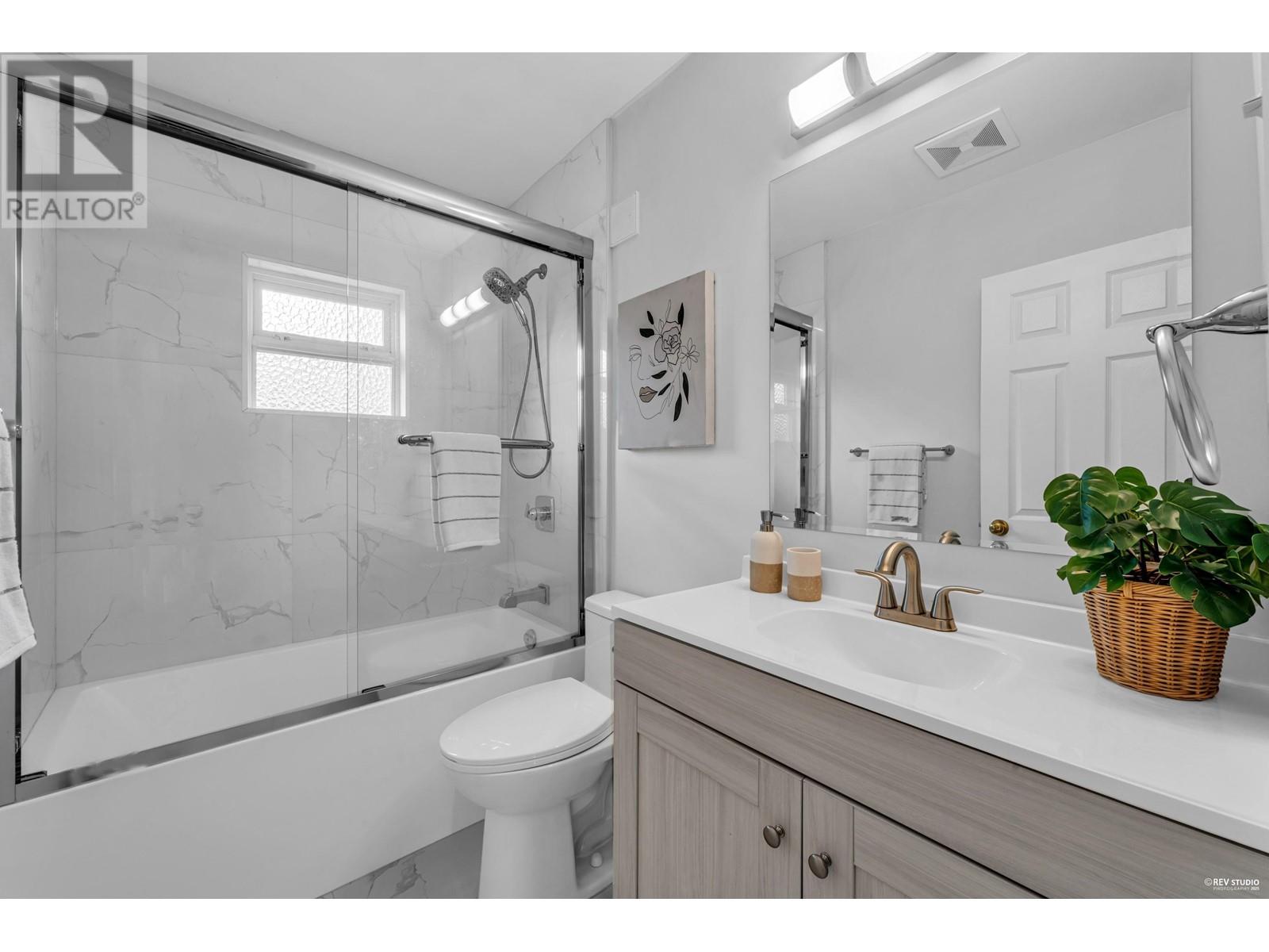 1033 Kennedy Avenue, North Vancouver, British Columbia  V7R 1L6 - Photo 13 - R2971089