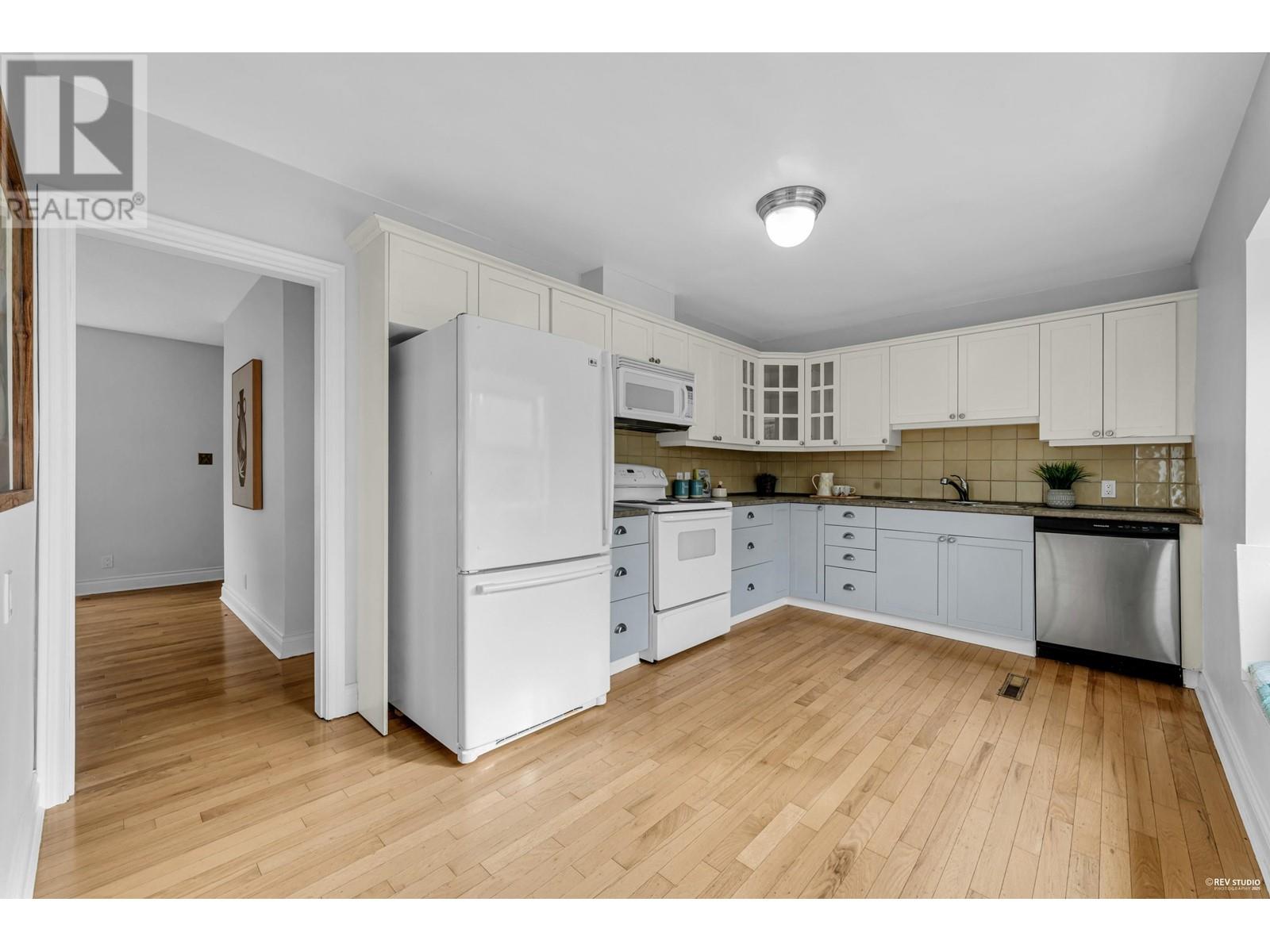 1033 Kennedy Avenue, North Vancouver, British Columbia  V7R 1L6 - Photo 6 - R2971089