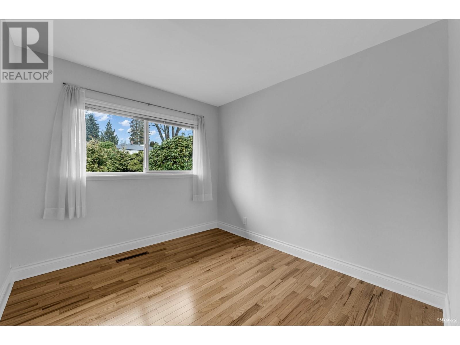 1033 Kennedy Avenue, North Vancouver, British Columbia  V7R 1L6 - Photo 10 - R2971089
