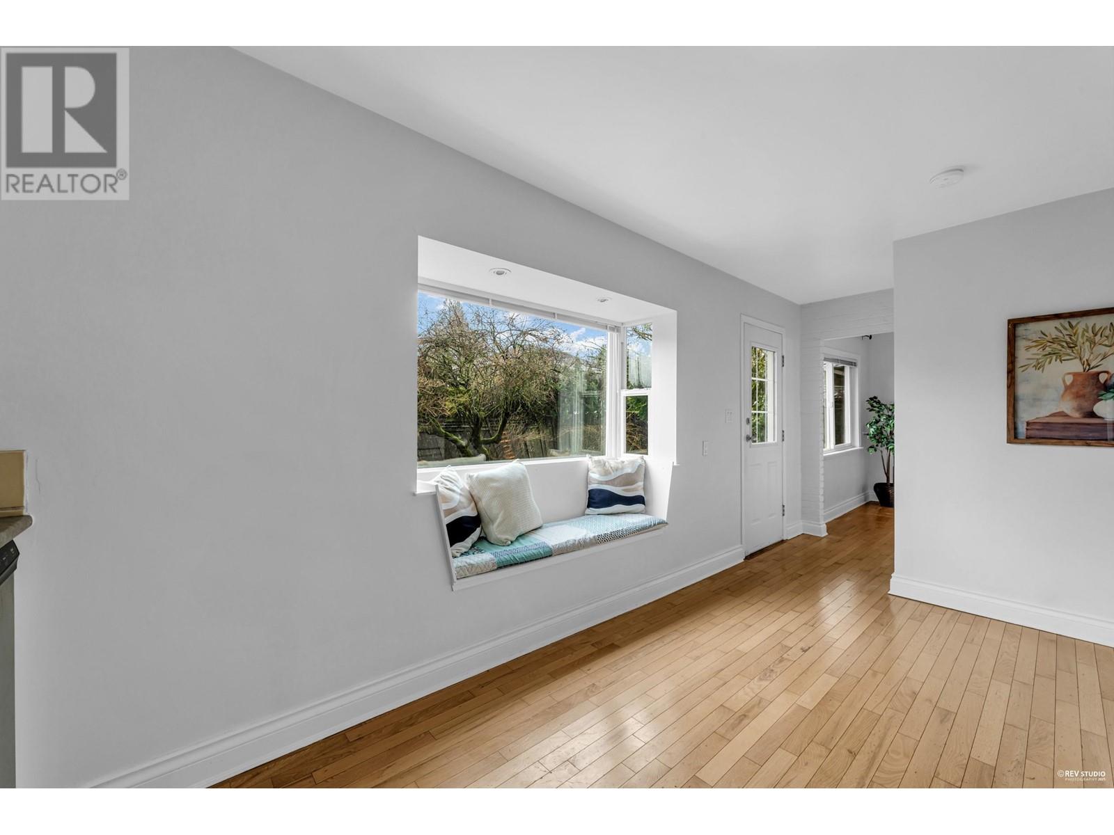 1033 Kennedy Avenue, North Vancouver, British Columbia  V7R 1L6 - Photo 11 - R2971089