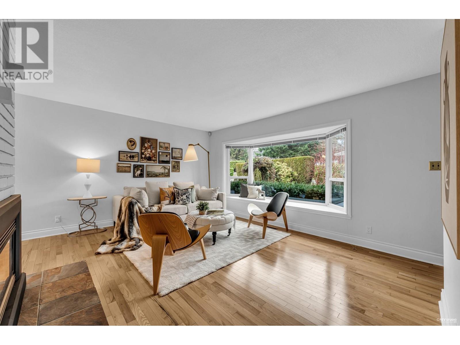 1033 Kennedy Avenue, North Vancouver, British Columbia  V7R 1L6 - Photo 2 - R2971089