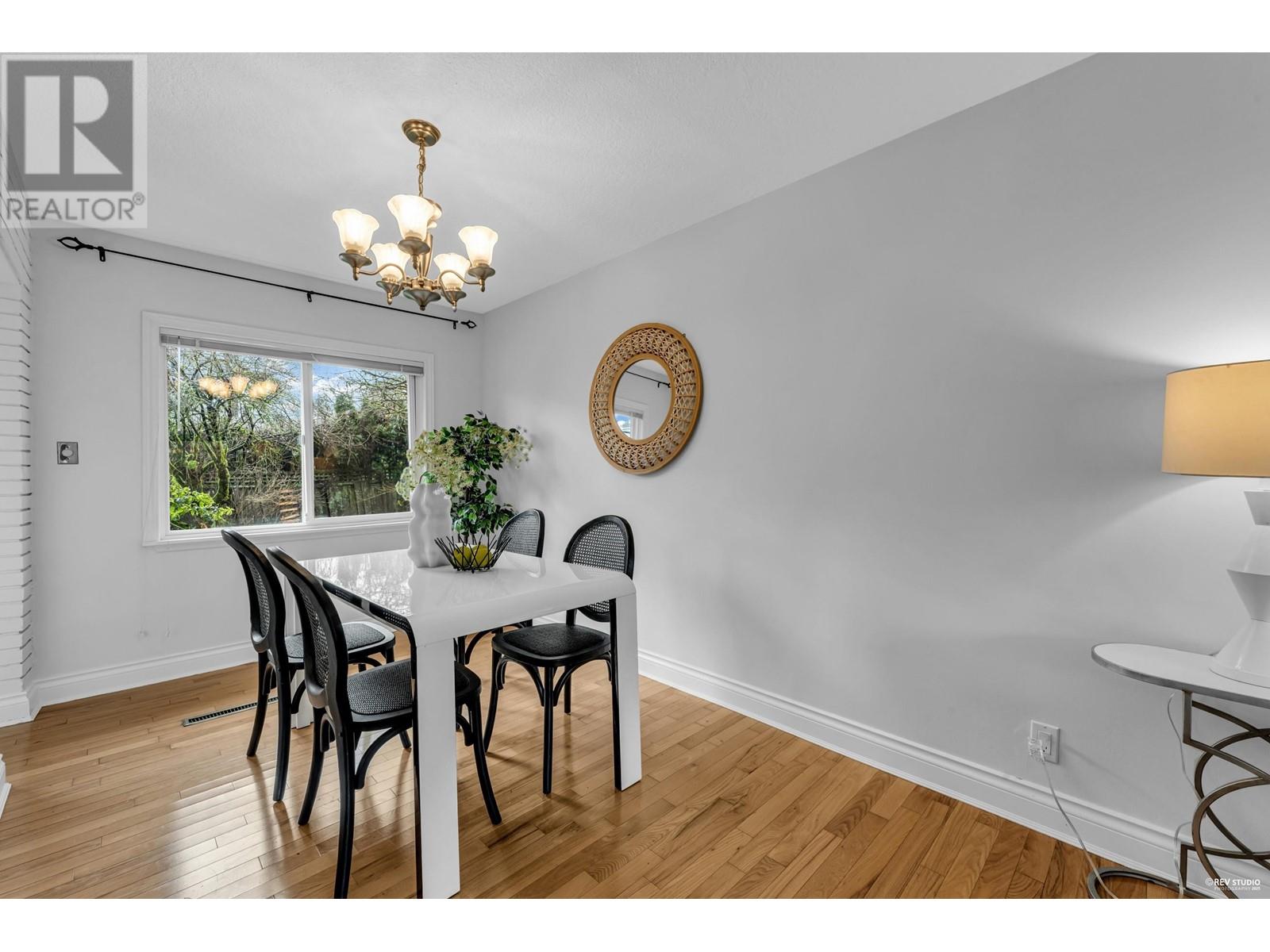1033 Kennedy Avenue, North Vancouver, British Columbia  V7R 1L6 - Photo 4 - R2971089